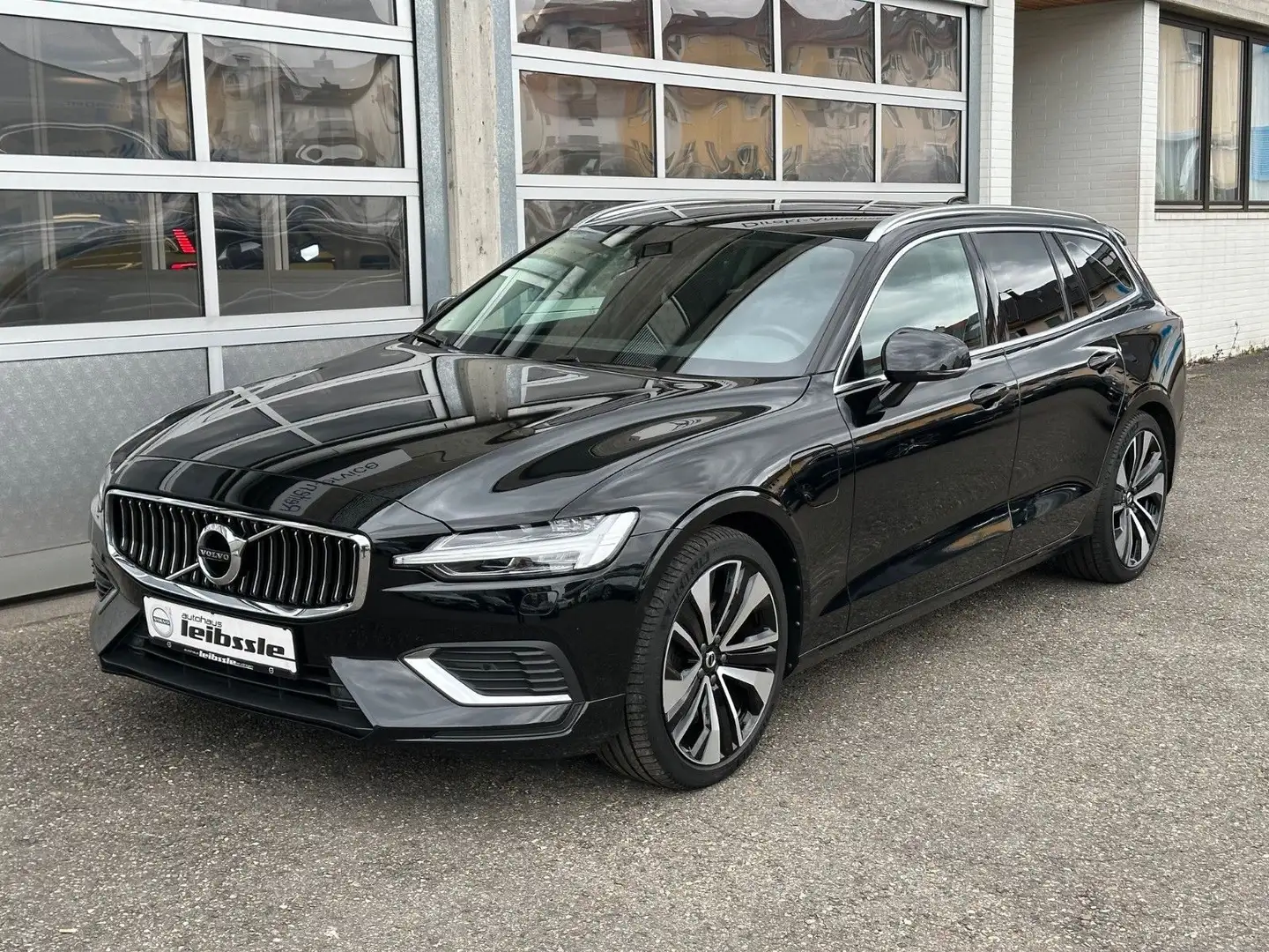 Volvo V60 T6 Inscription Plug-In Hybrid AWD Schwarz - 1