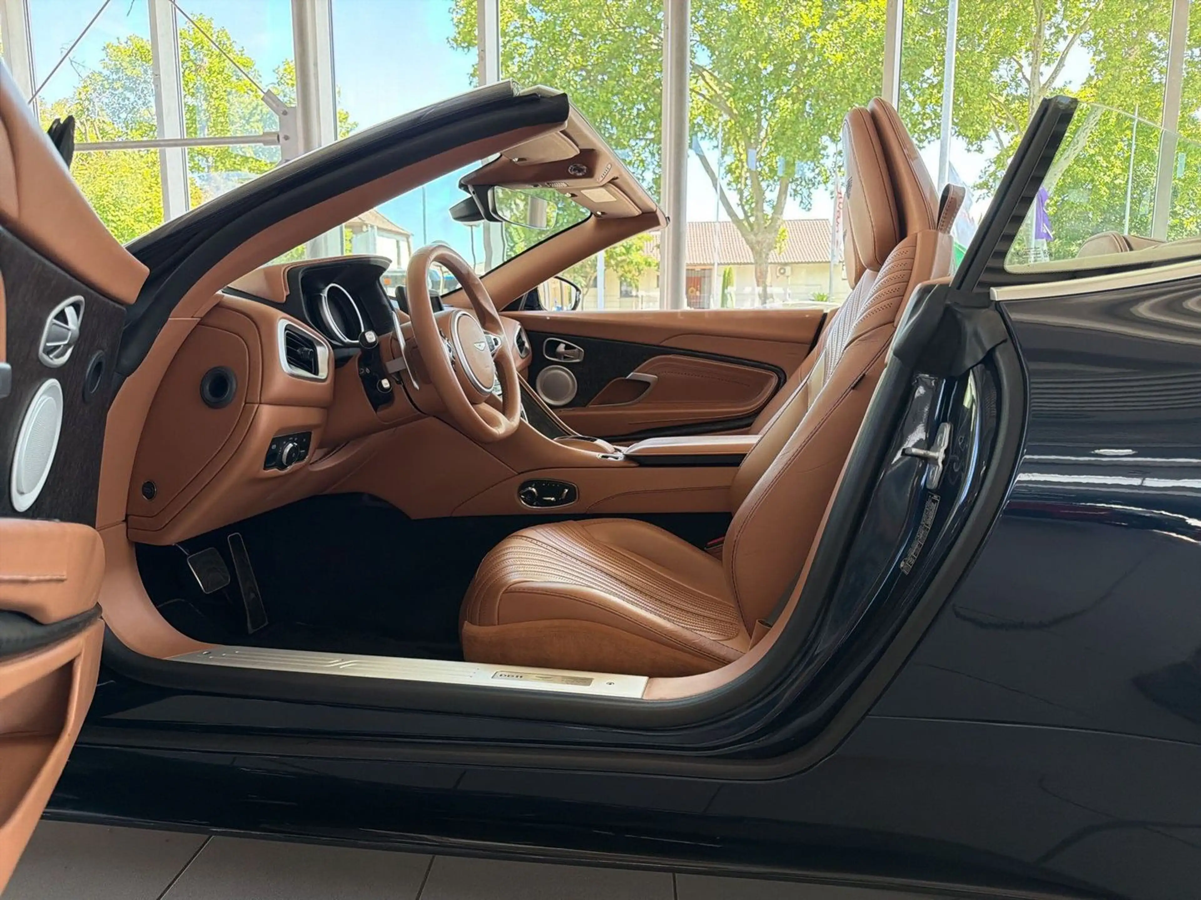 Aston Martin DB11 Cabrio Volante LED 360CAM ELEKTR SITZE B&O — photo 9