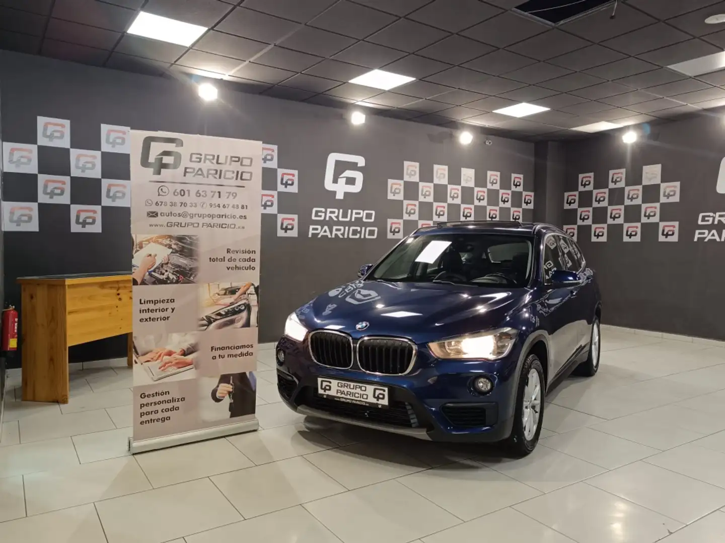 BMW X1 sDrive 20iA Bleu - 2