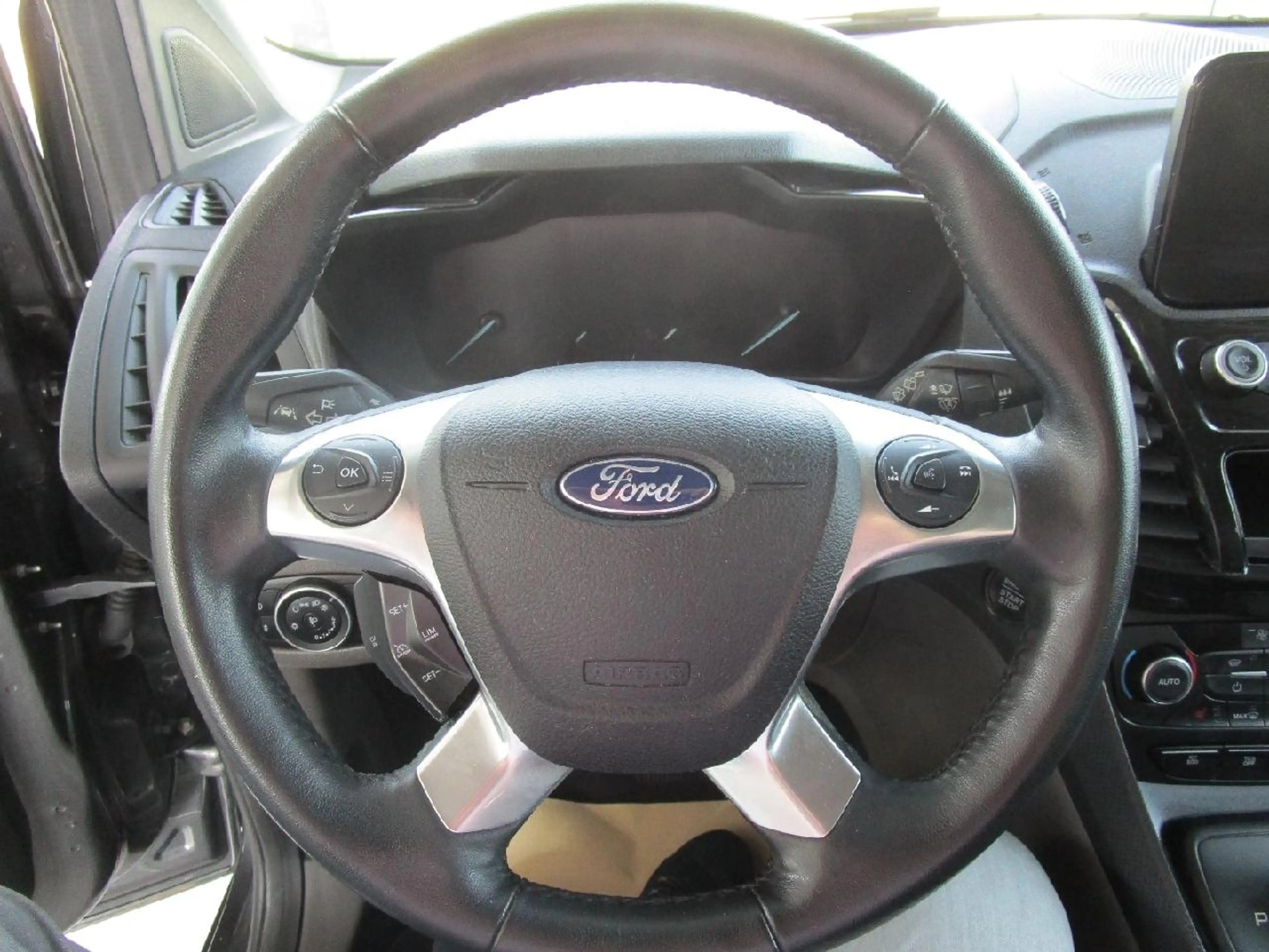 Ford Grand Tourneo Titanium — photo 12