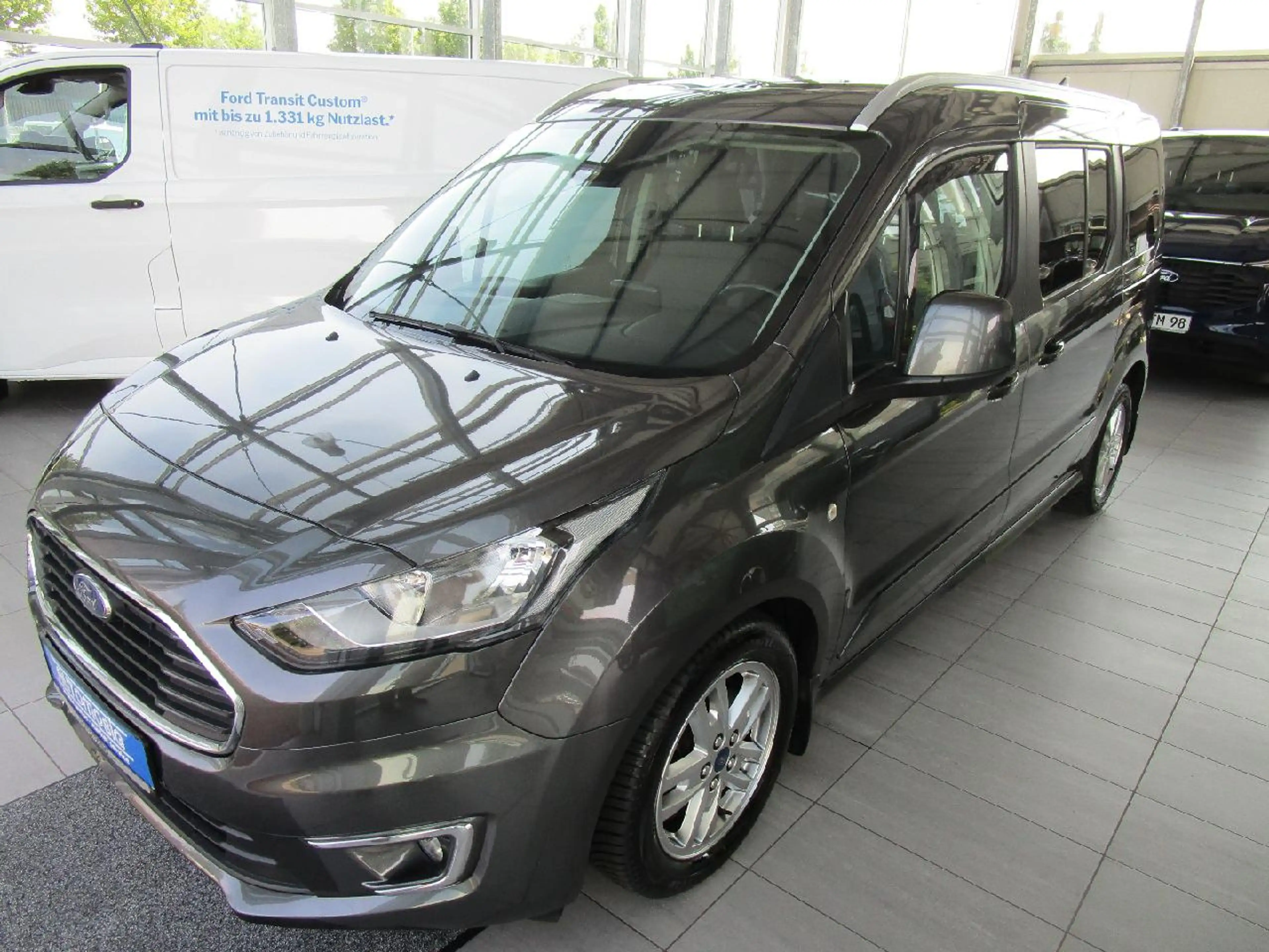 Ford Grand Tourneo Titanium — photo 2