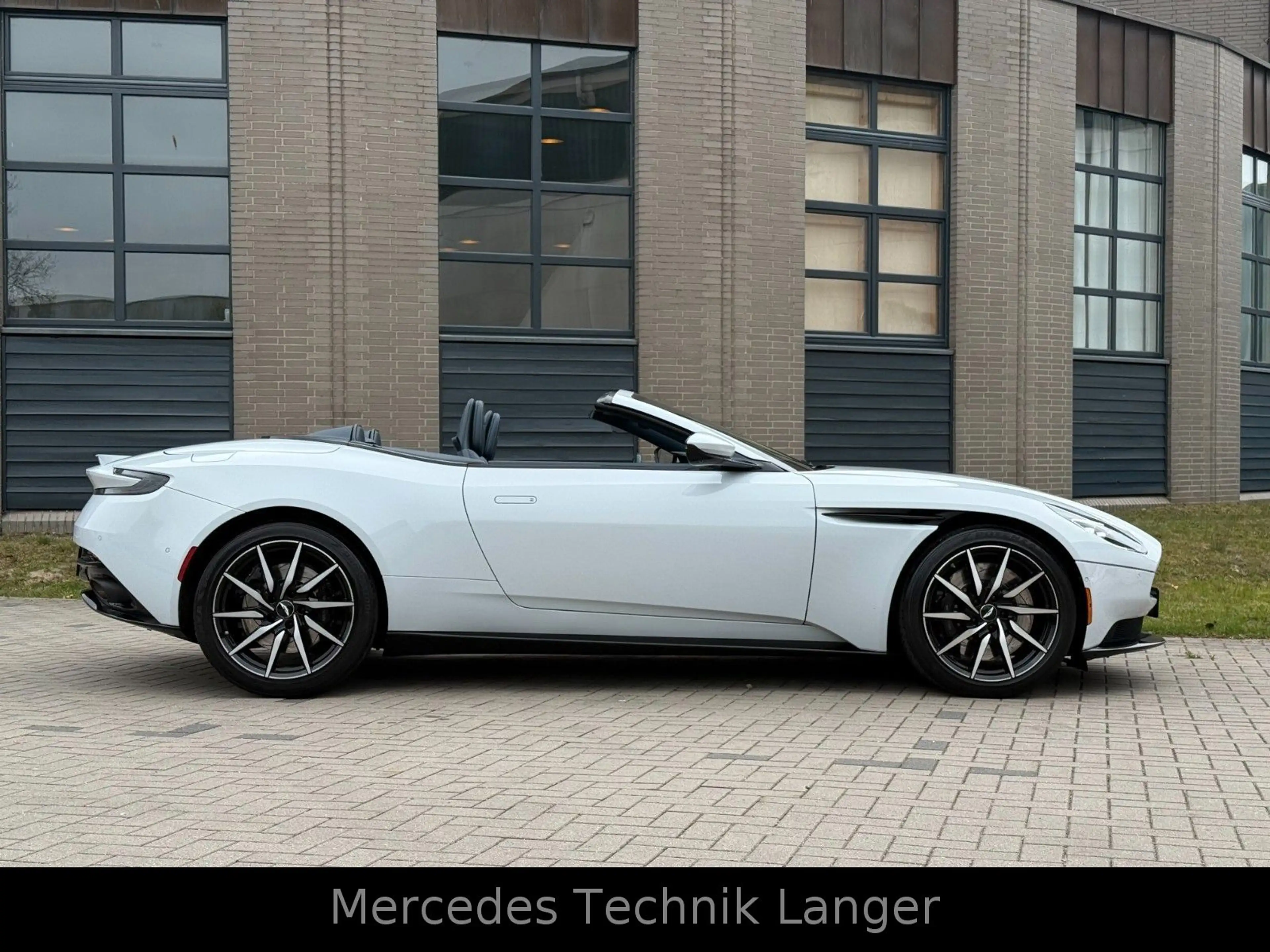 Aston Martin DB11 4.0 V8 Volante — photo 4