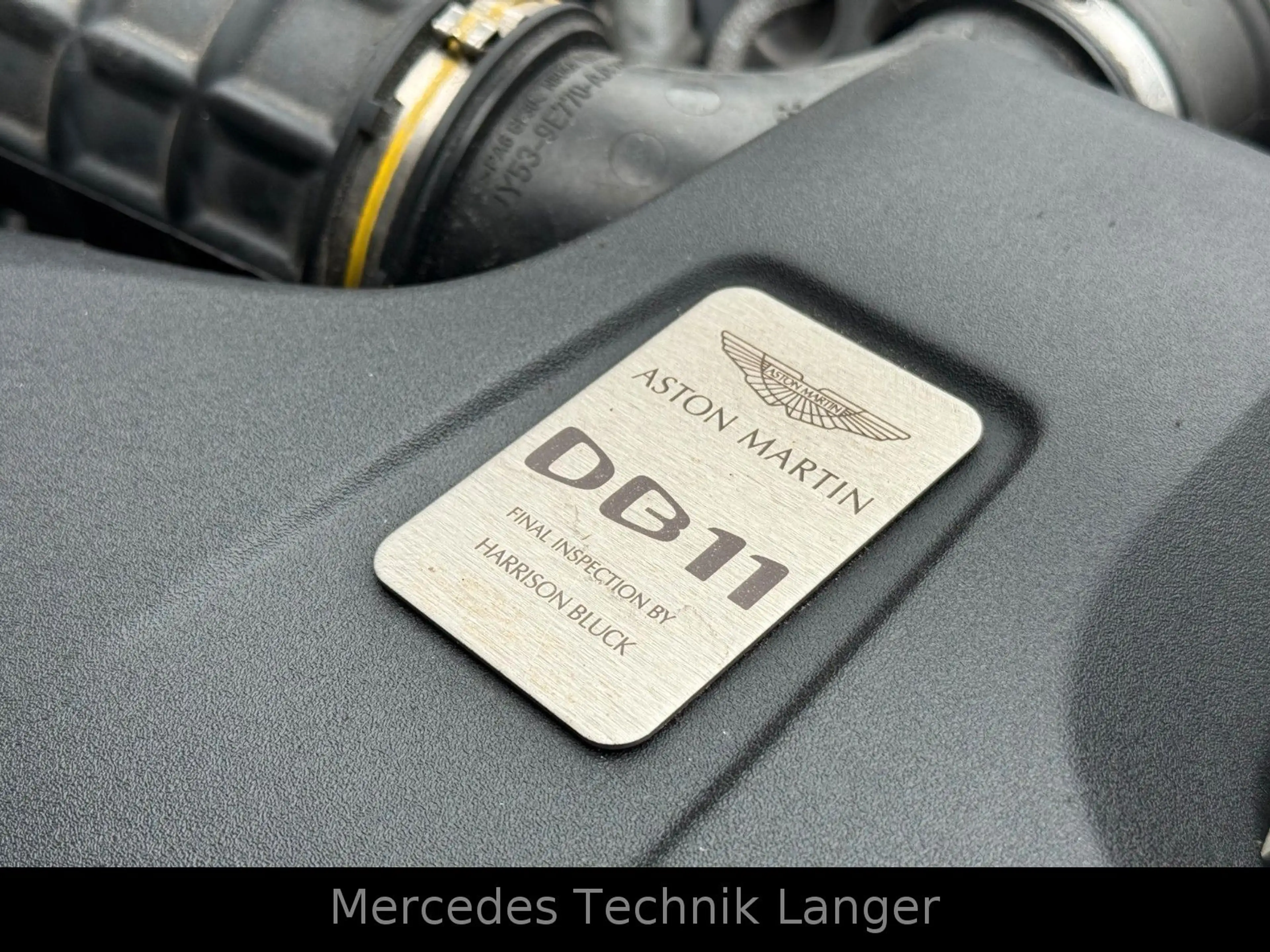 Aston Martin DB11 4.0 V8 Volante — photo 10