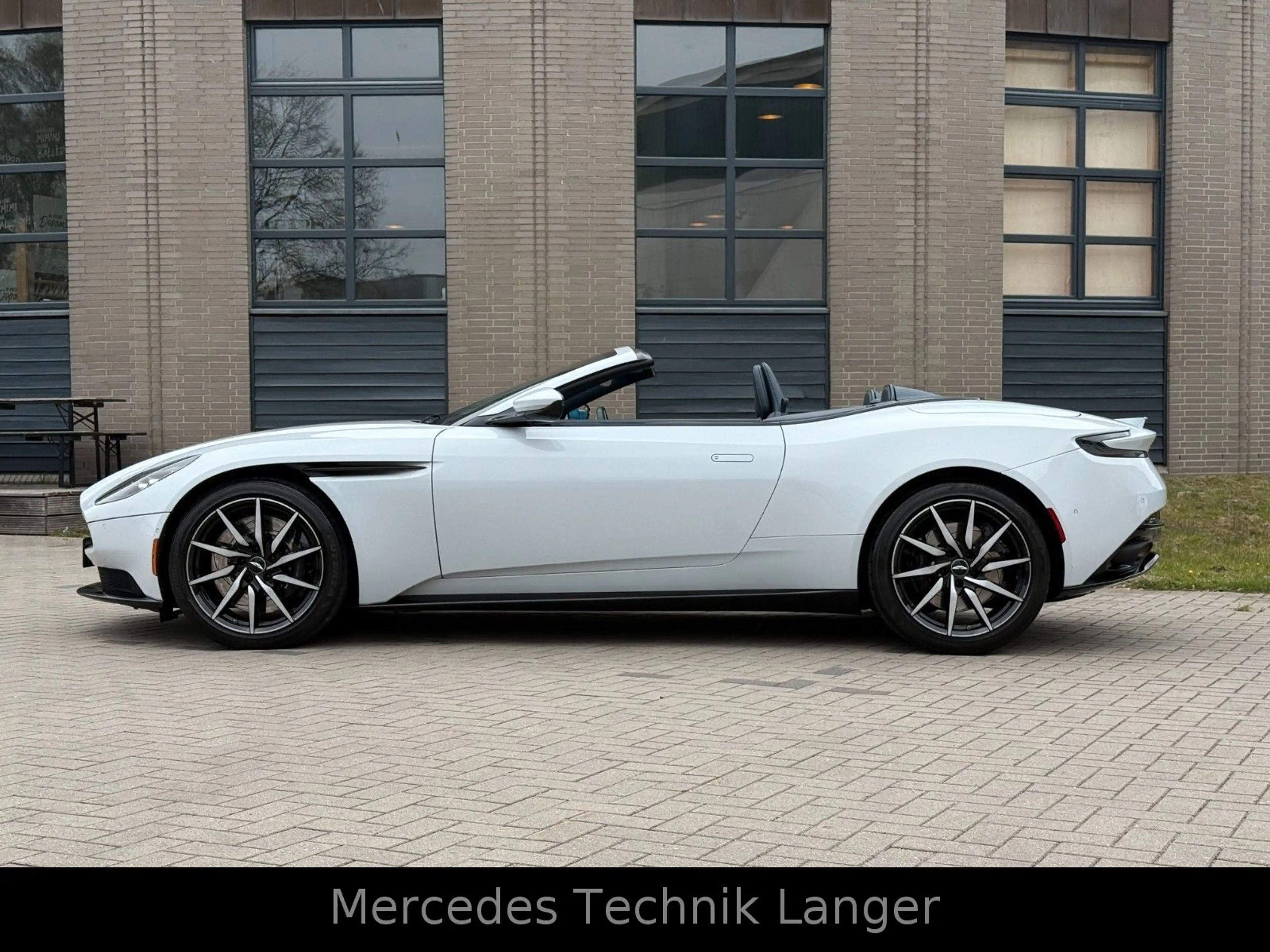 Aston Martin DB11 4.0 V8 Volante — photo 5