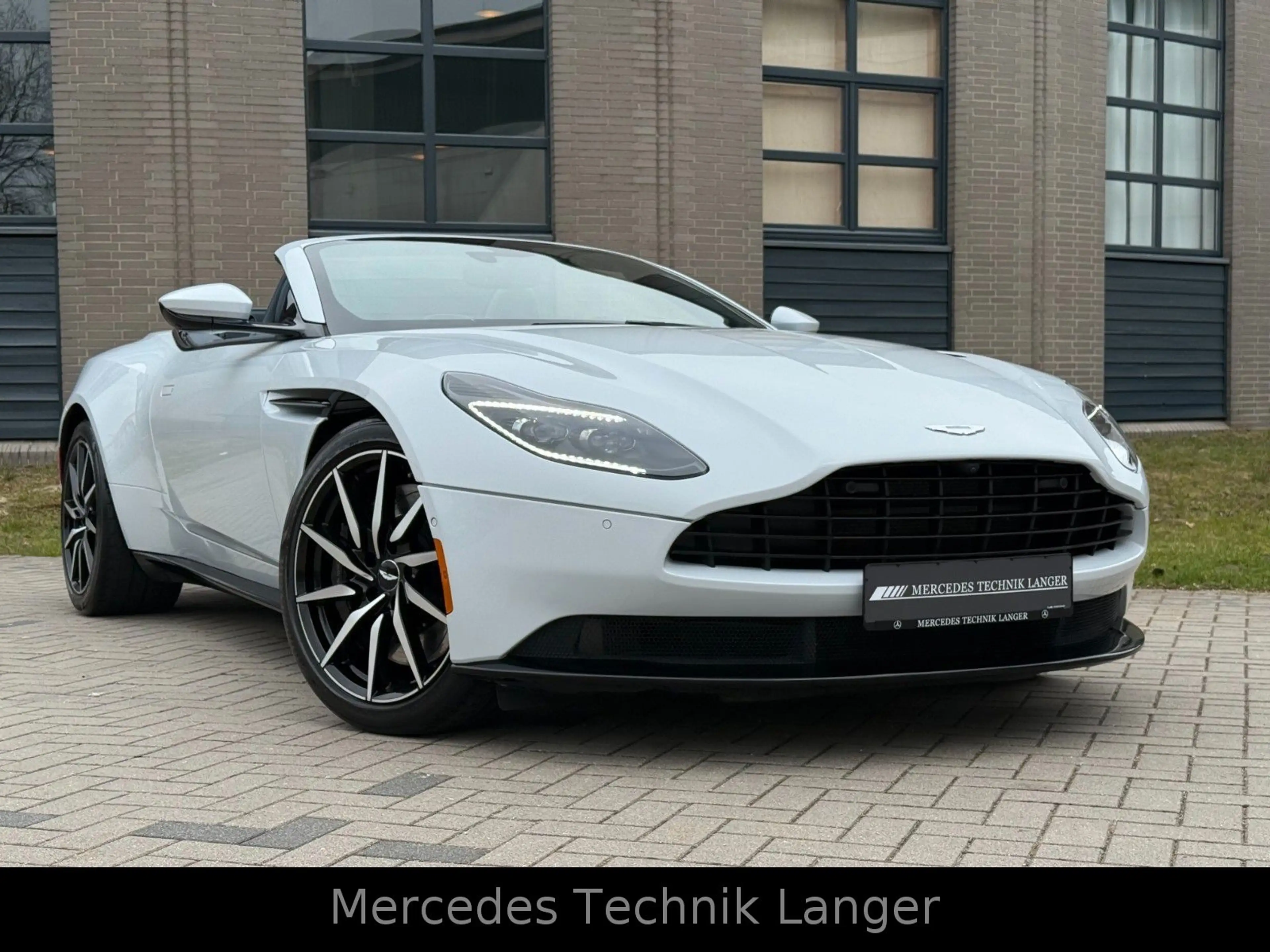 Aston Martin DB11 4.0 V8 Volante