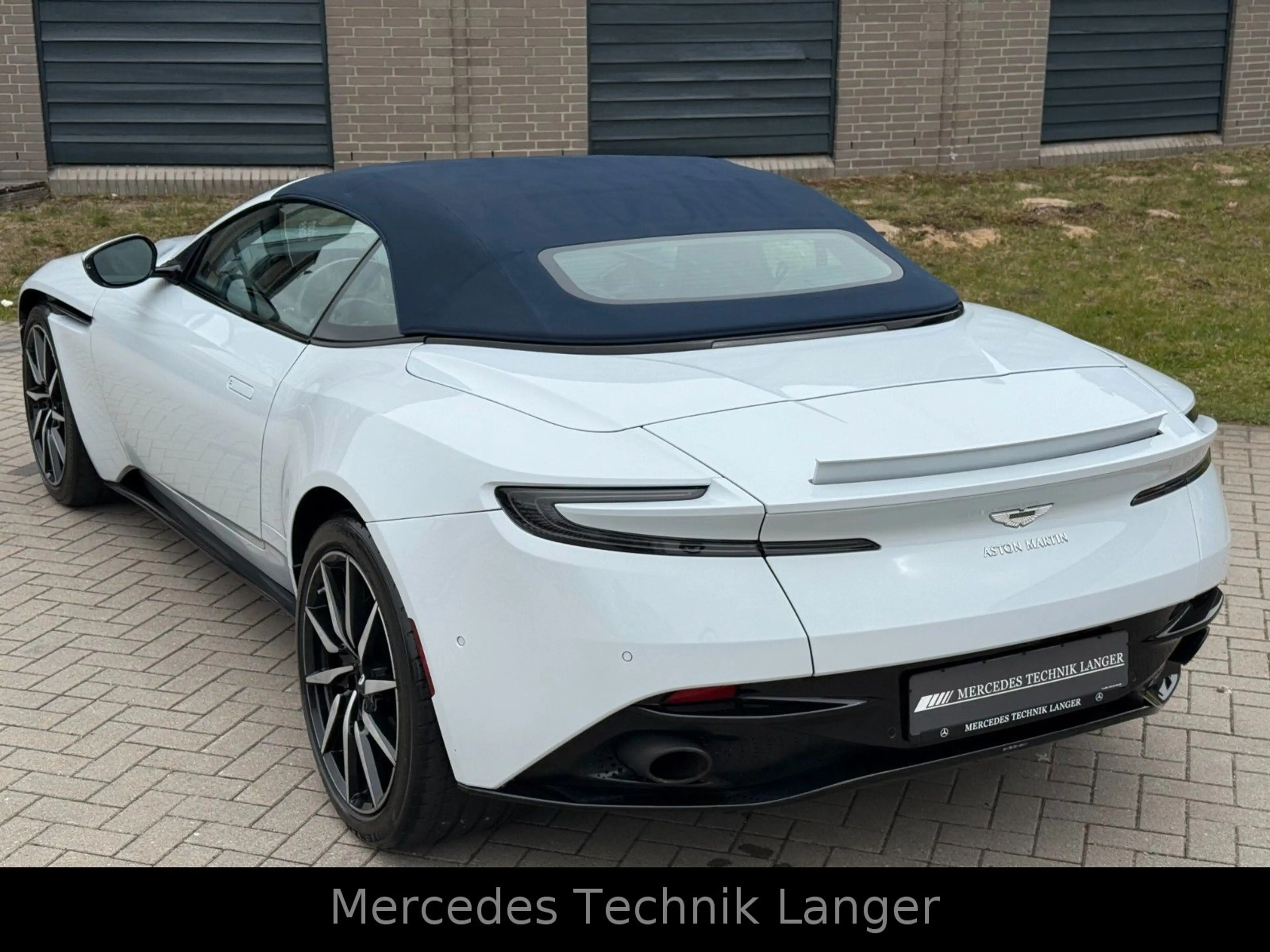 Aston Martin DB11 4.0 V8 Volante — photo 15