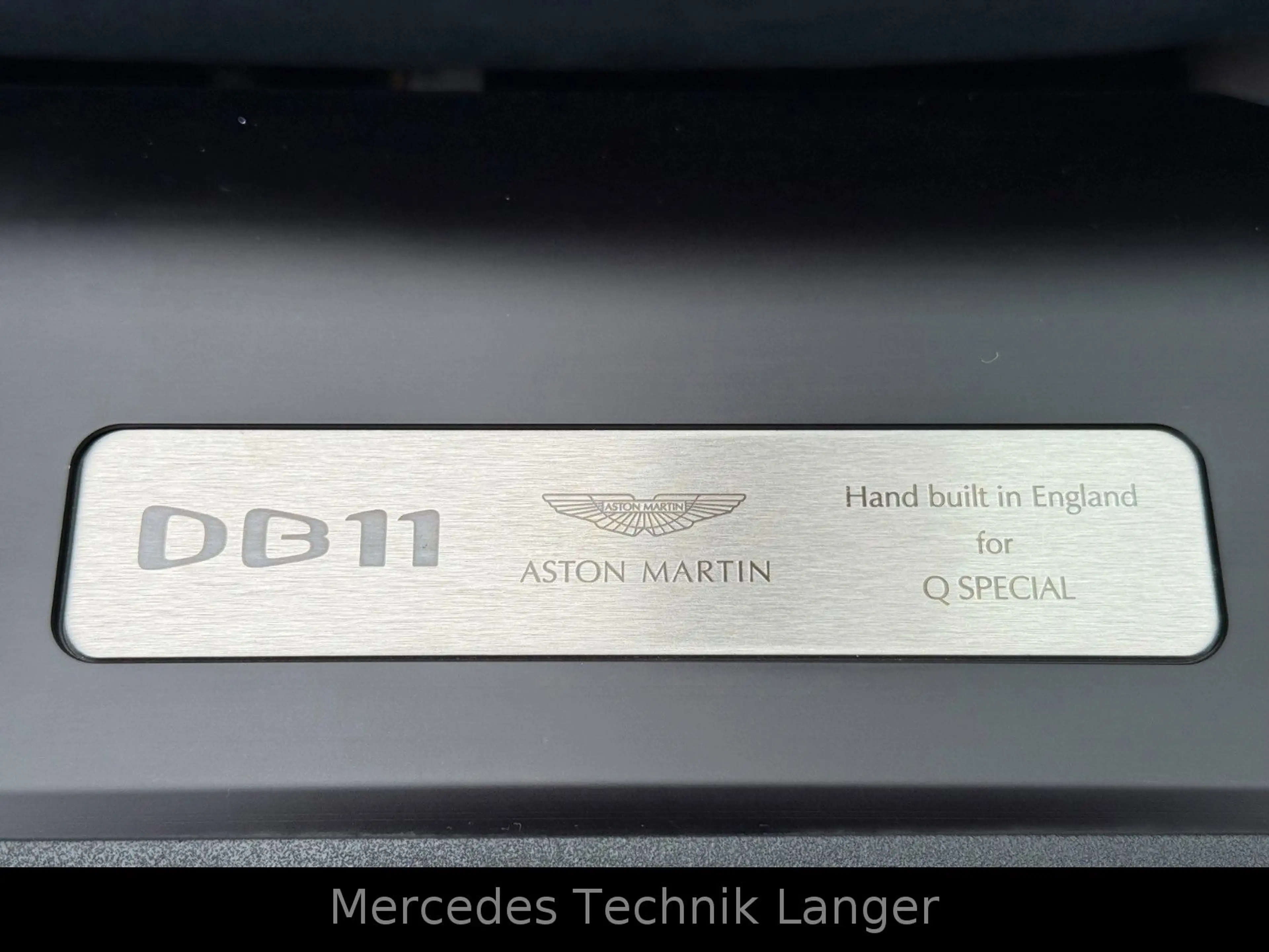Aston Martin DB11 4.0 V8 Volante — photo 13