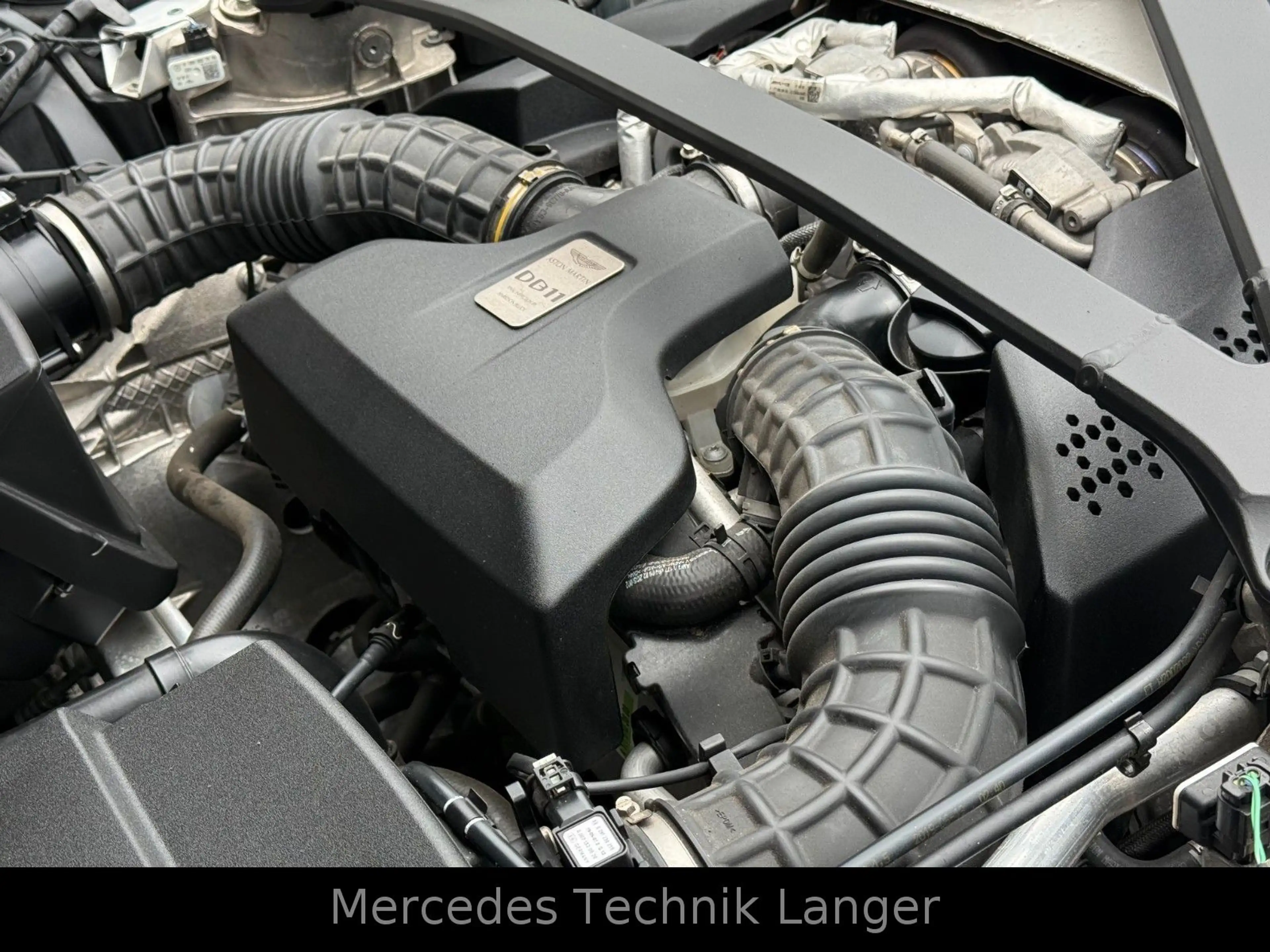 Aston Martin DB11 4.0 V8 Volante — photo 9