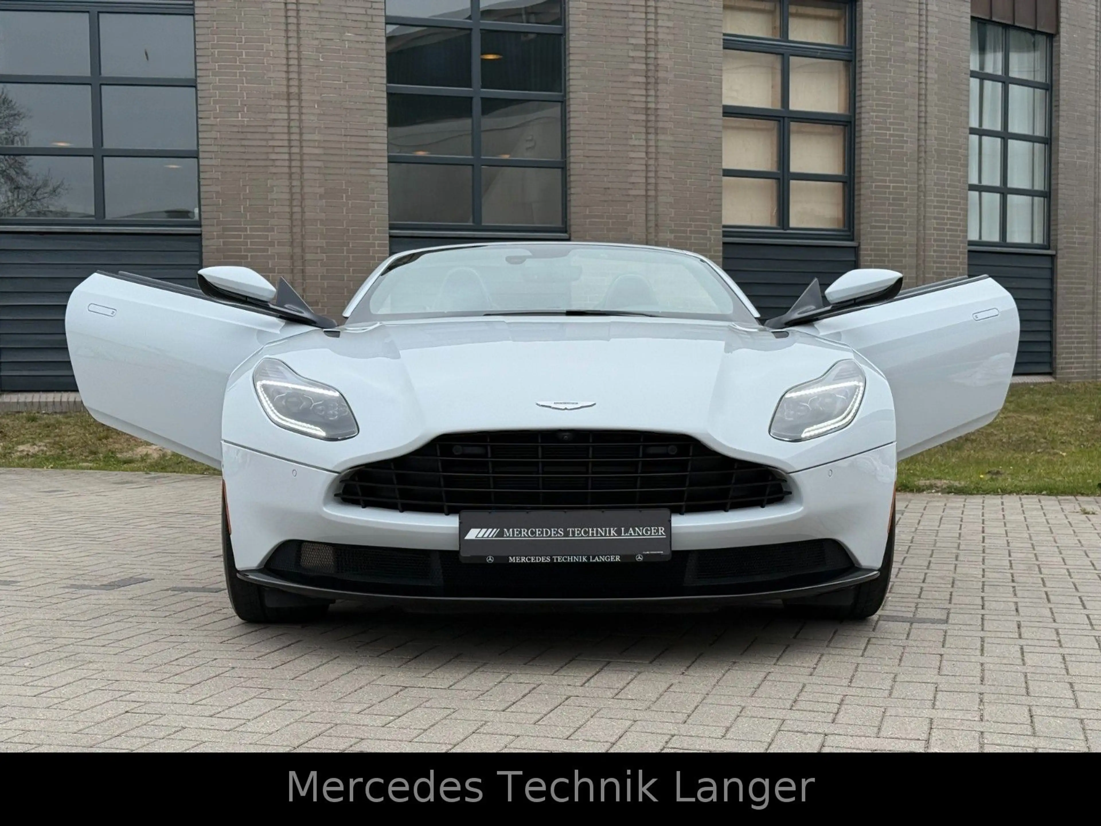 Aston Martin DB11 4.0 V8 Volante — photo 6