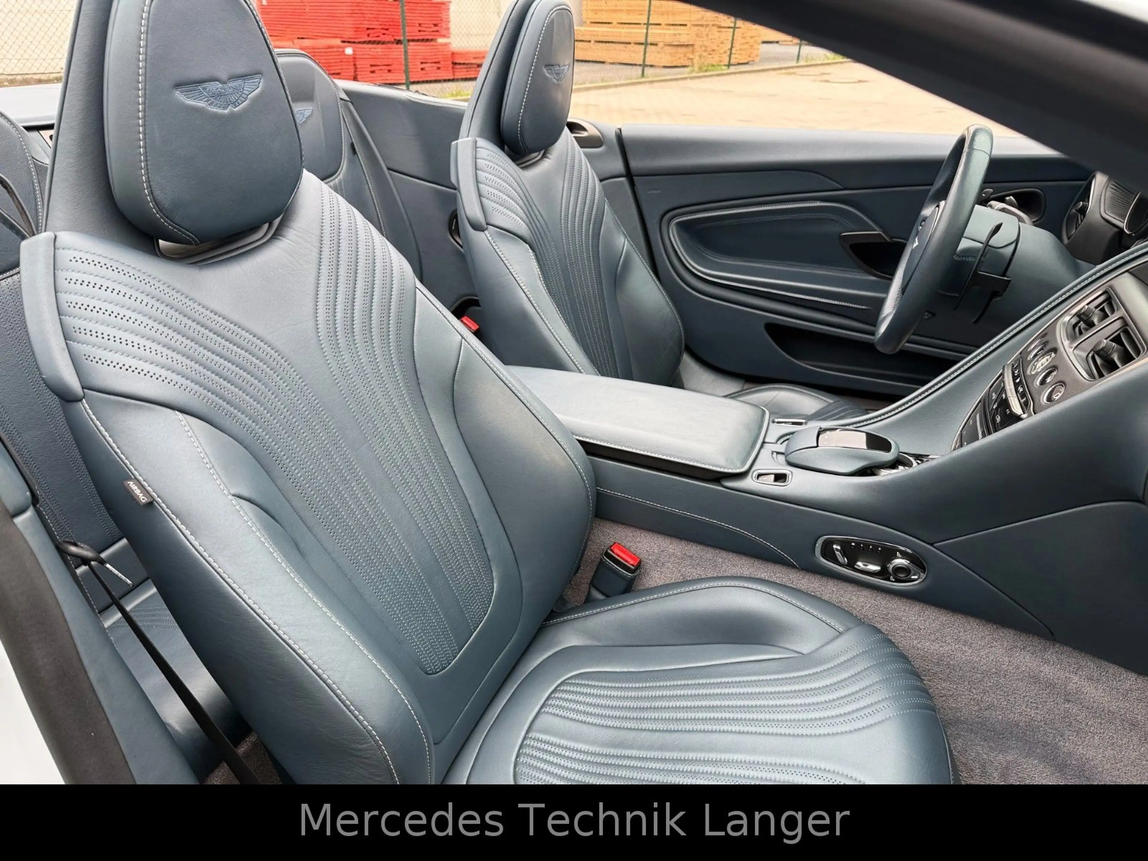 Aston Martin DB11 4.0 V8 Volante — photo 11