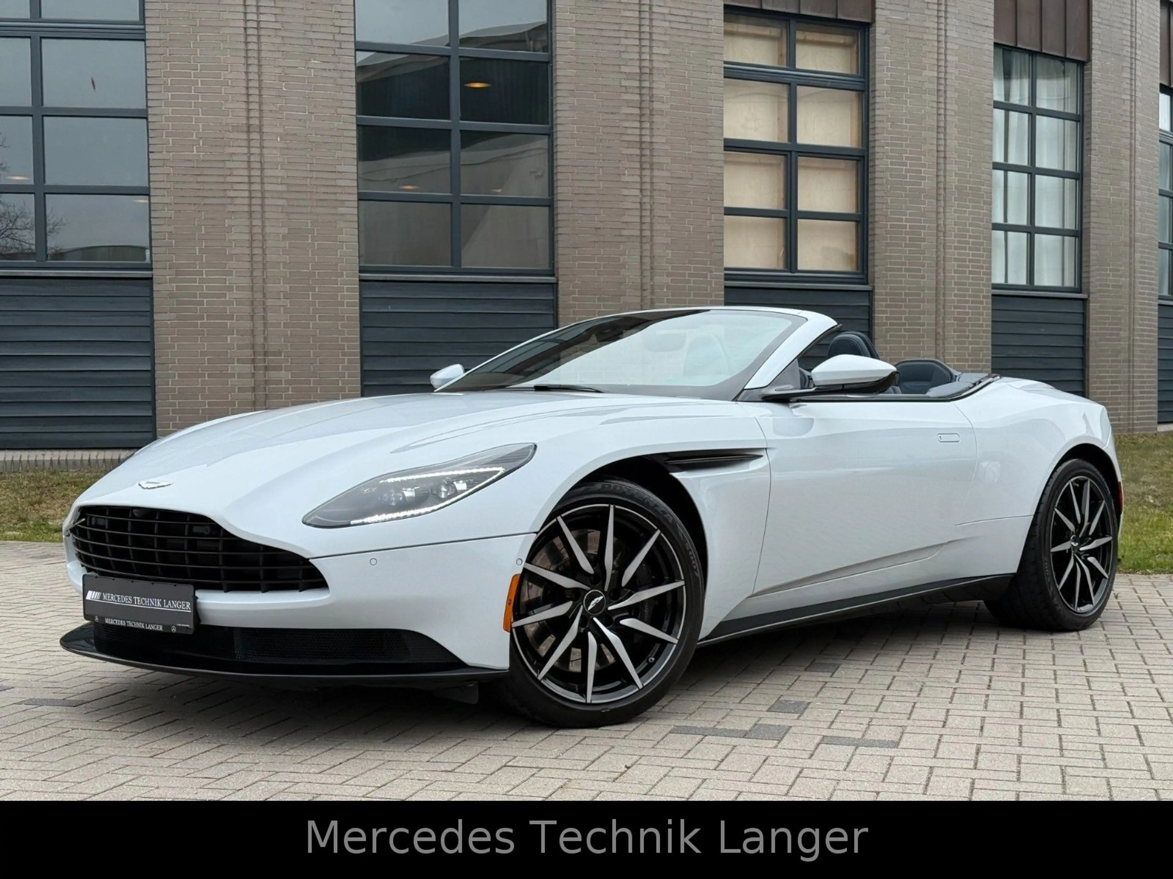 Aston Martin DB11 4.0 V8 Volante — photo 2