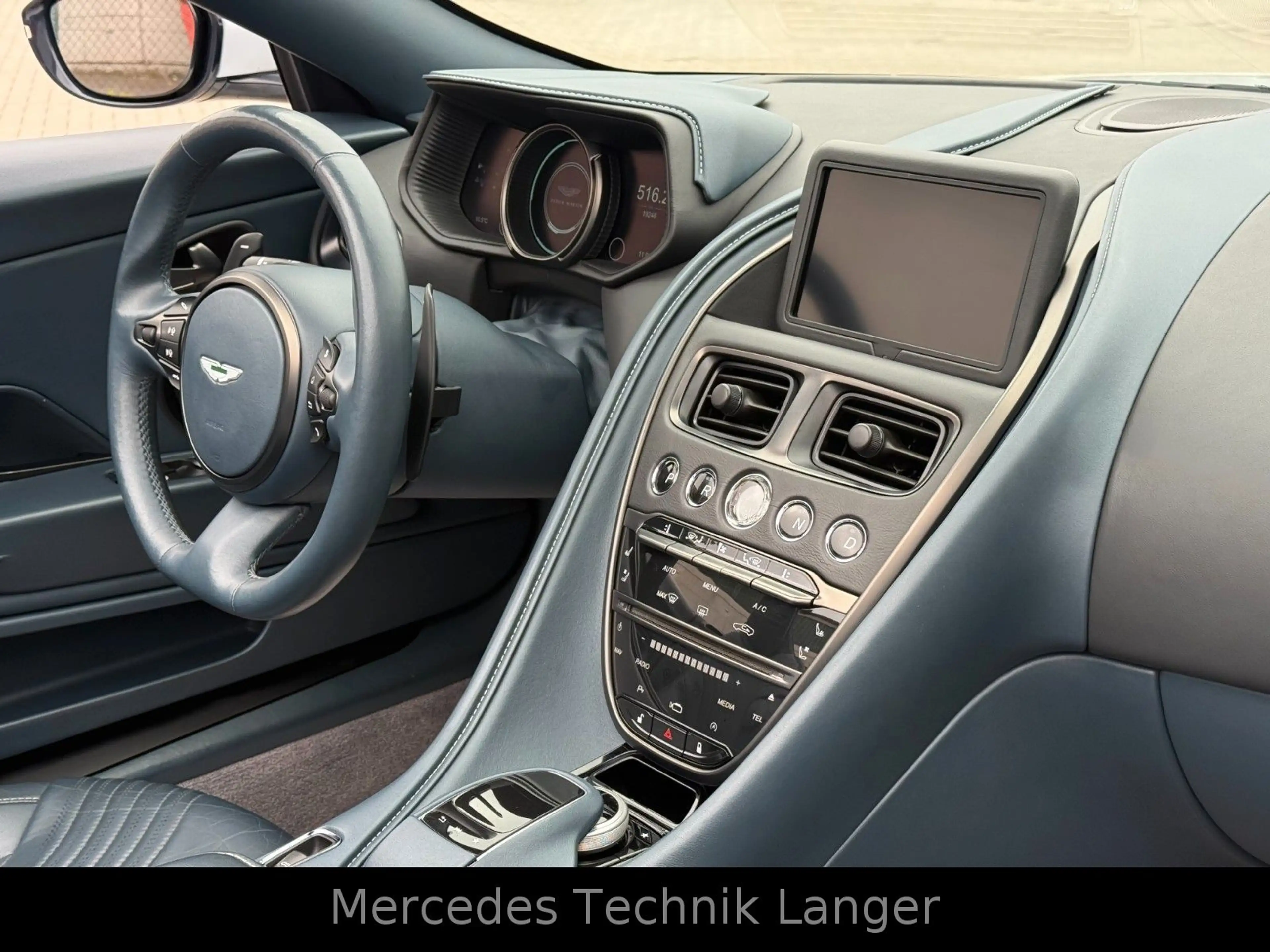 Aston Martin DB11 4.0 V8 Volante — photo 8