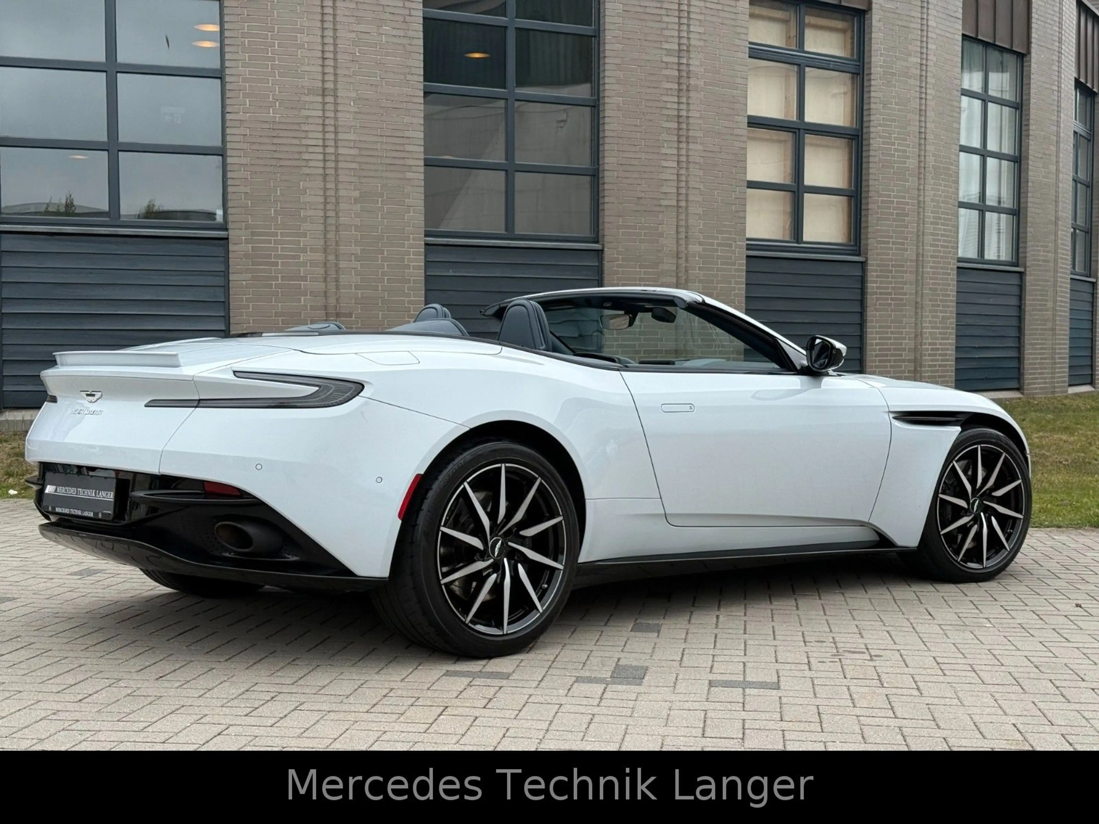 Aston Martin DB11 4.0 V8 Volante — photo 3