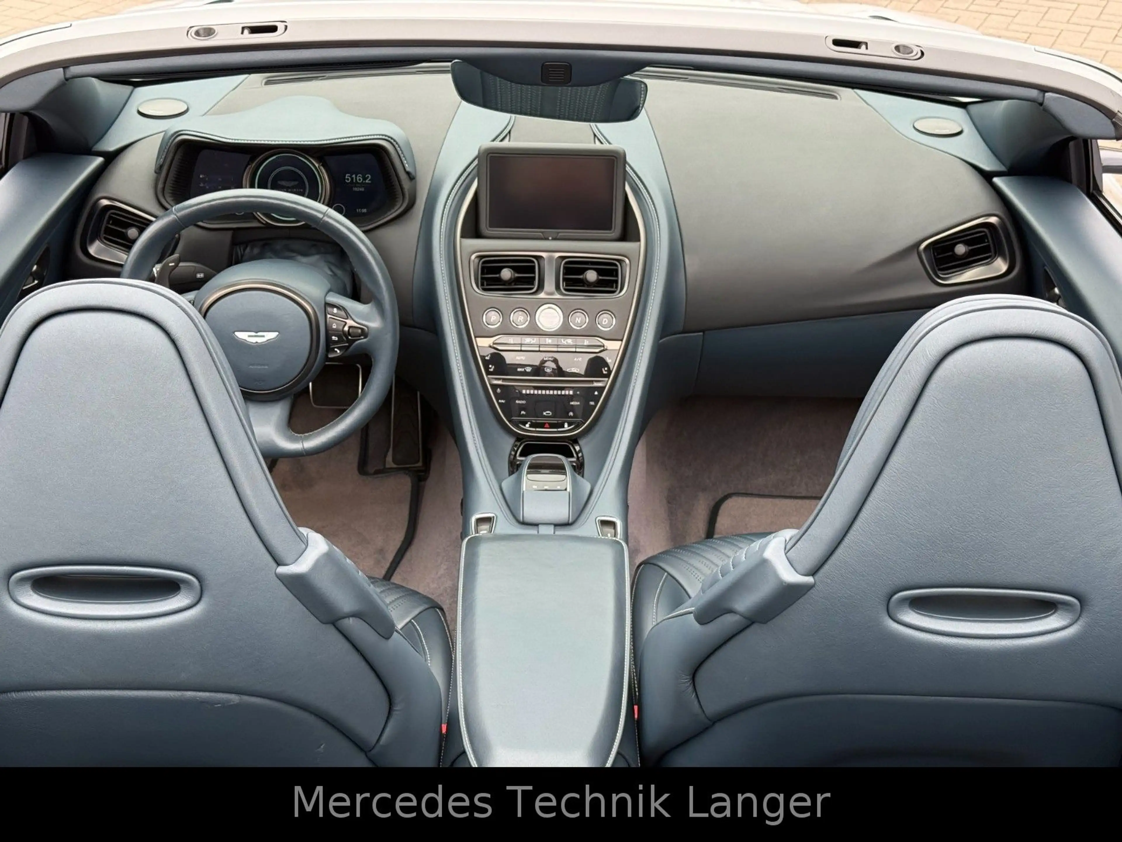 Aston Martin DB11 4.0 V8 Volante — photo 14