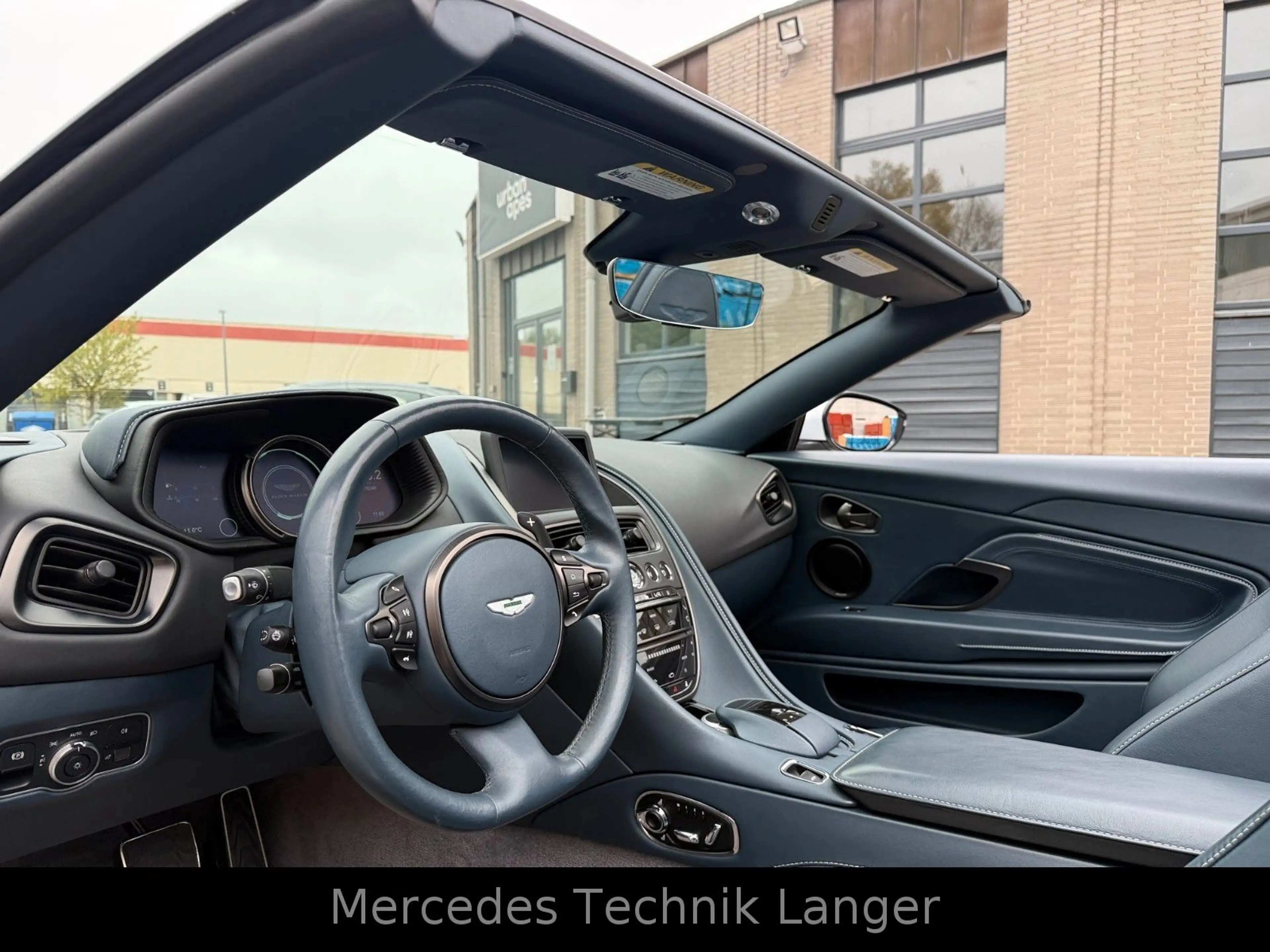 Aston Martin DB11 4.0 V8 Volante — photo 7