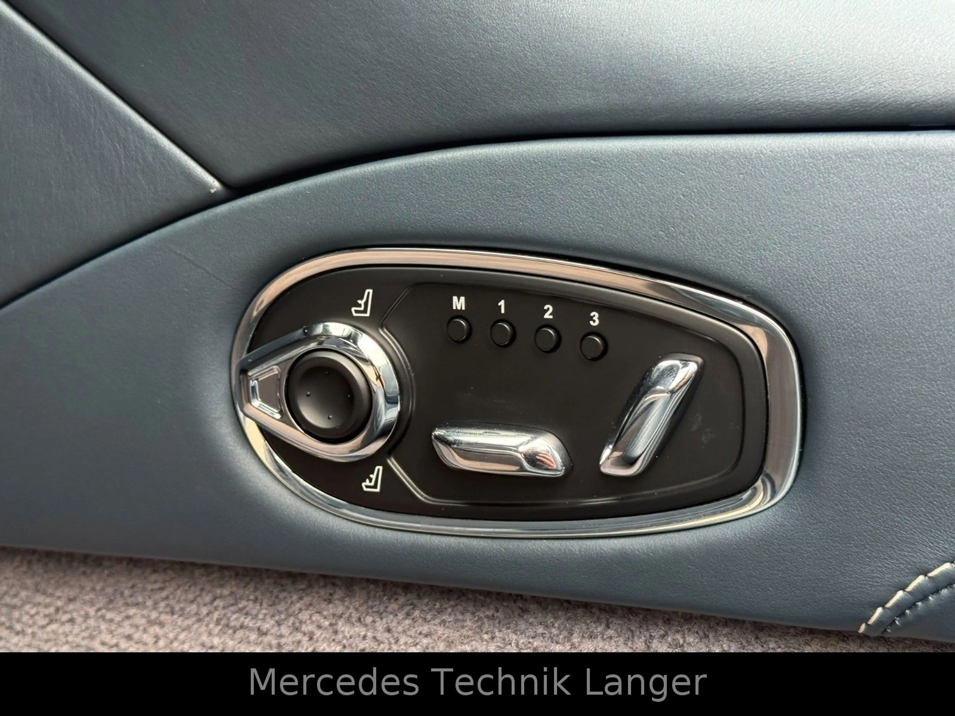 Aston Martin DB11 4.0 V8 Volante — photo 12