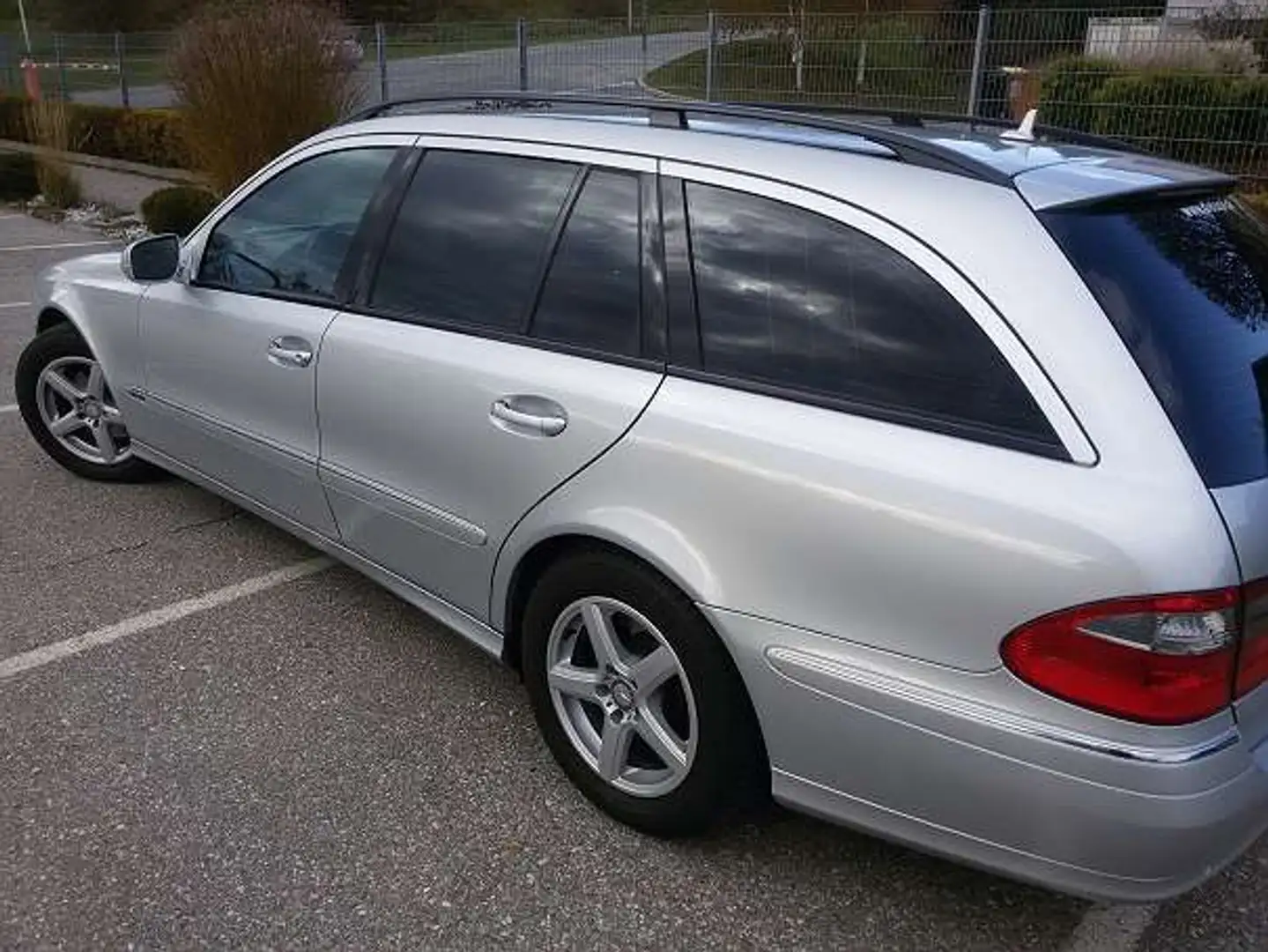 Mercedes-Benz E 200 E 200 T Avantgarde CDI Aut. Avantgarde Silber - 1