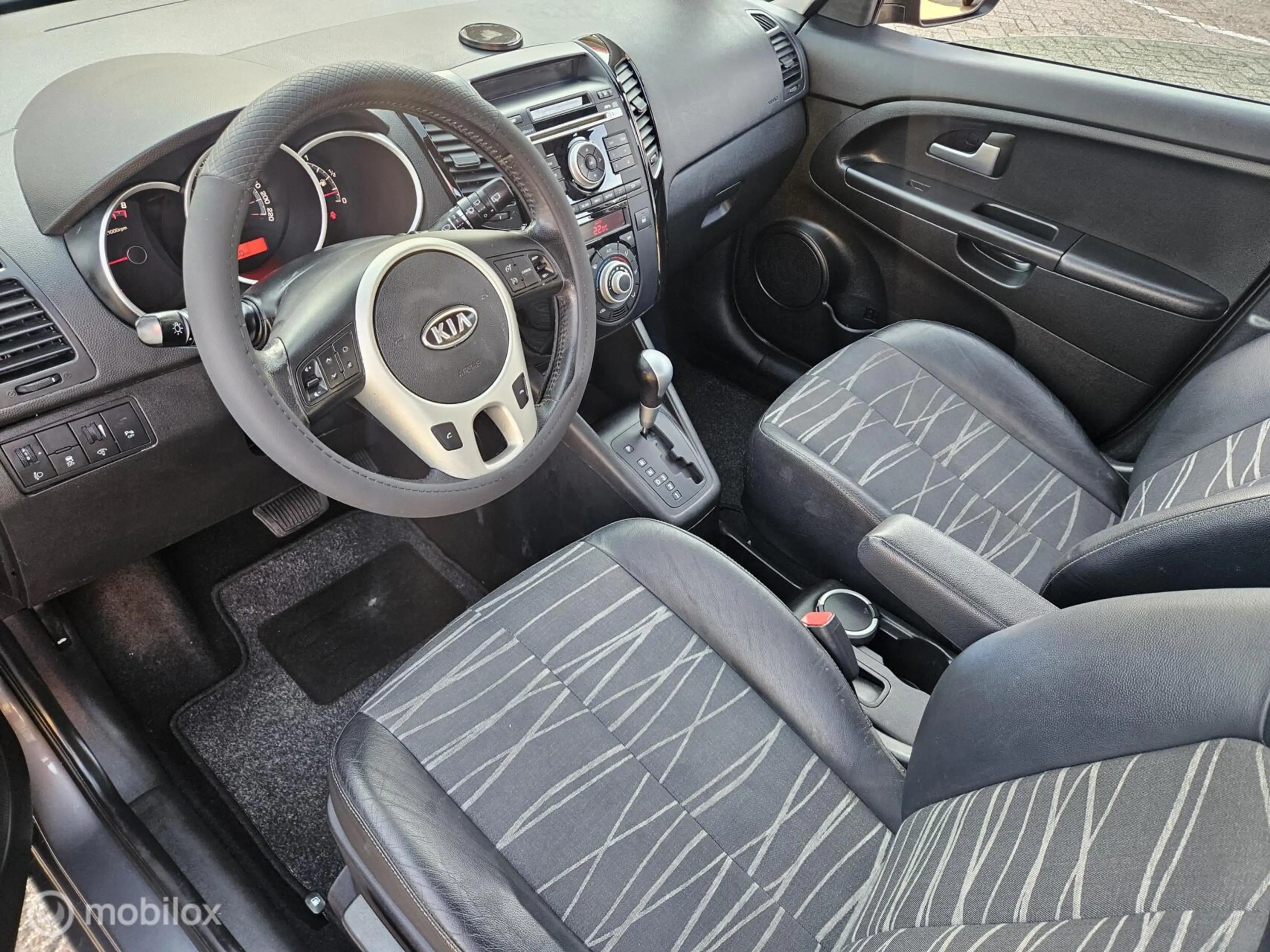 Kia Venga 1.6 CVVT X-ecutive — photo 10