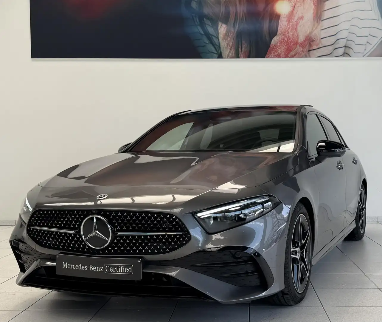 Mercedes-Benz A 180 Hatchback AMG Line | Panoramisch Dak | Head-Up Dis Grijs - 1