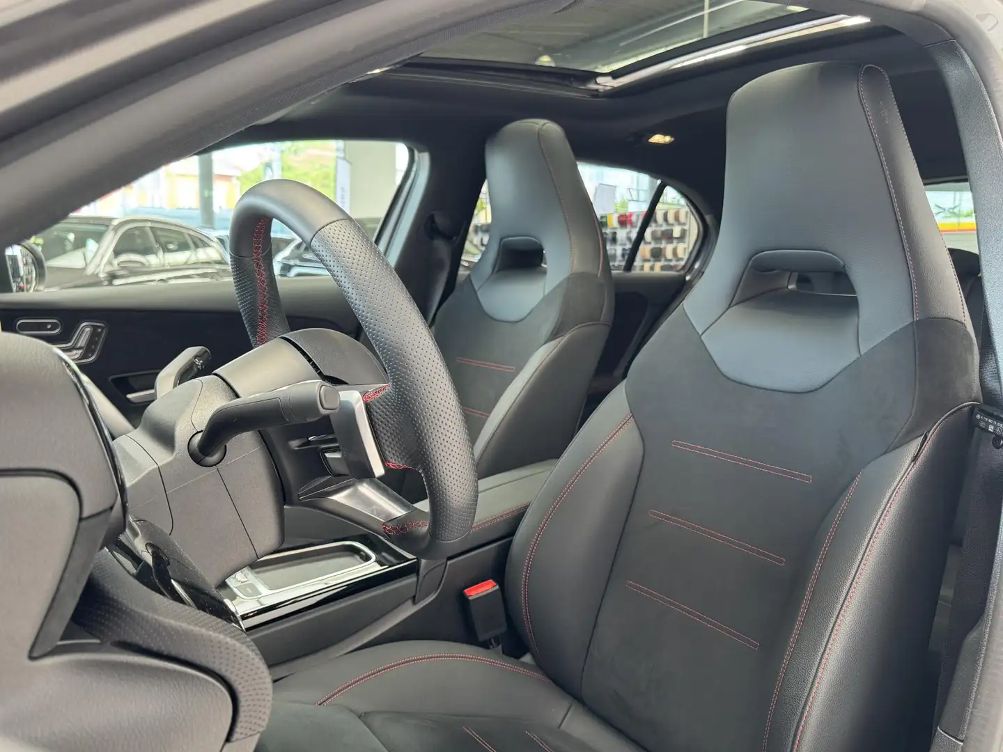 Mercedes-Benz A 180 Hatchback AMG Line | Panoramisch Dak | Head-Up Dis Grijs - 2