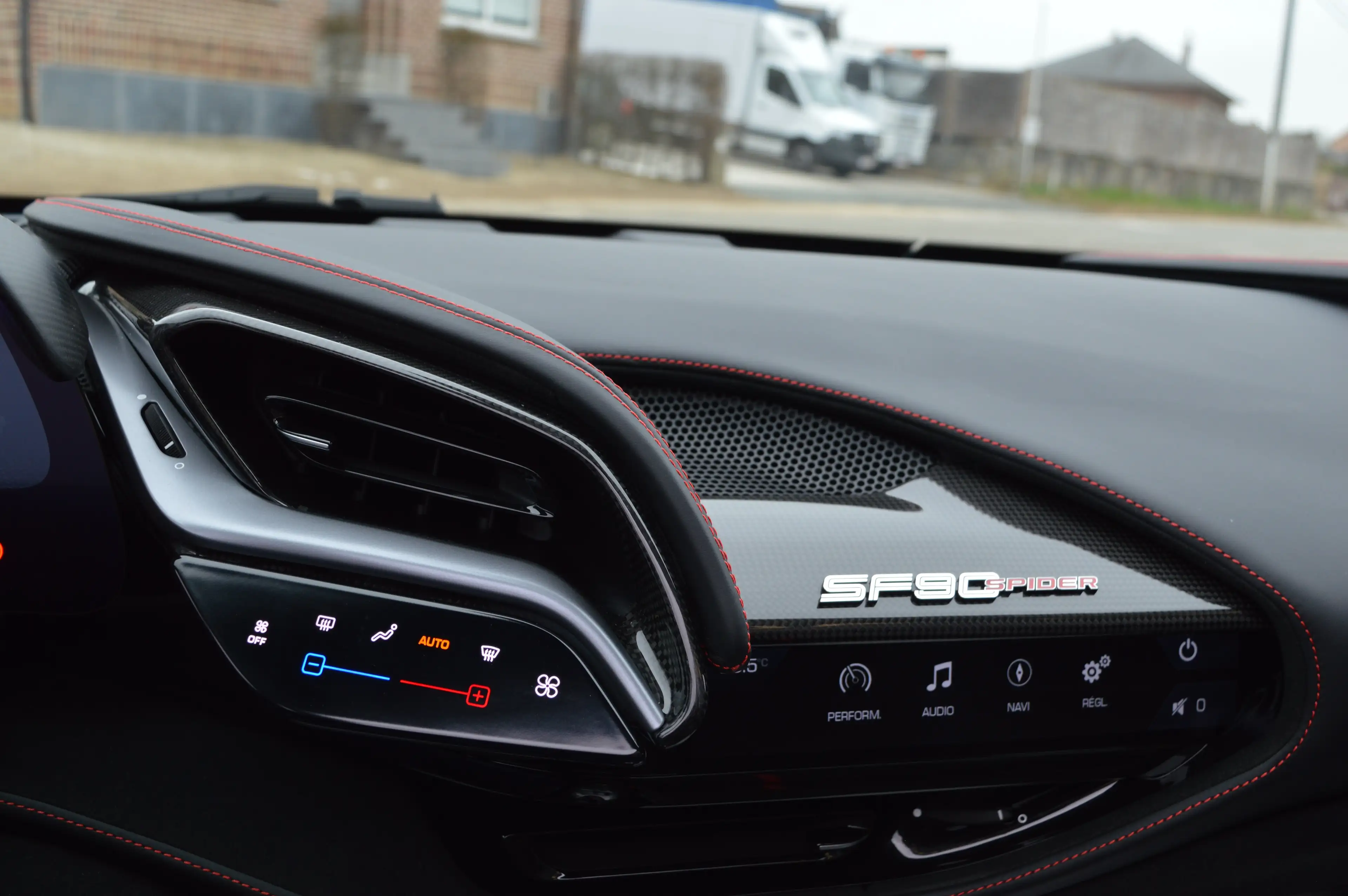 Ferrari SF90 Spider 4.0 Turbo V8 F1 Top condition ! Rosso Corsa — photo 15