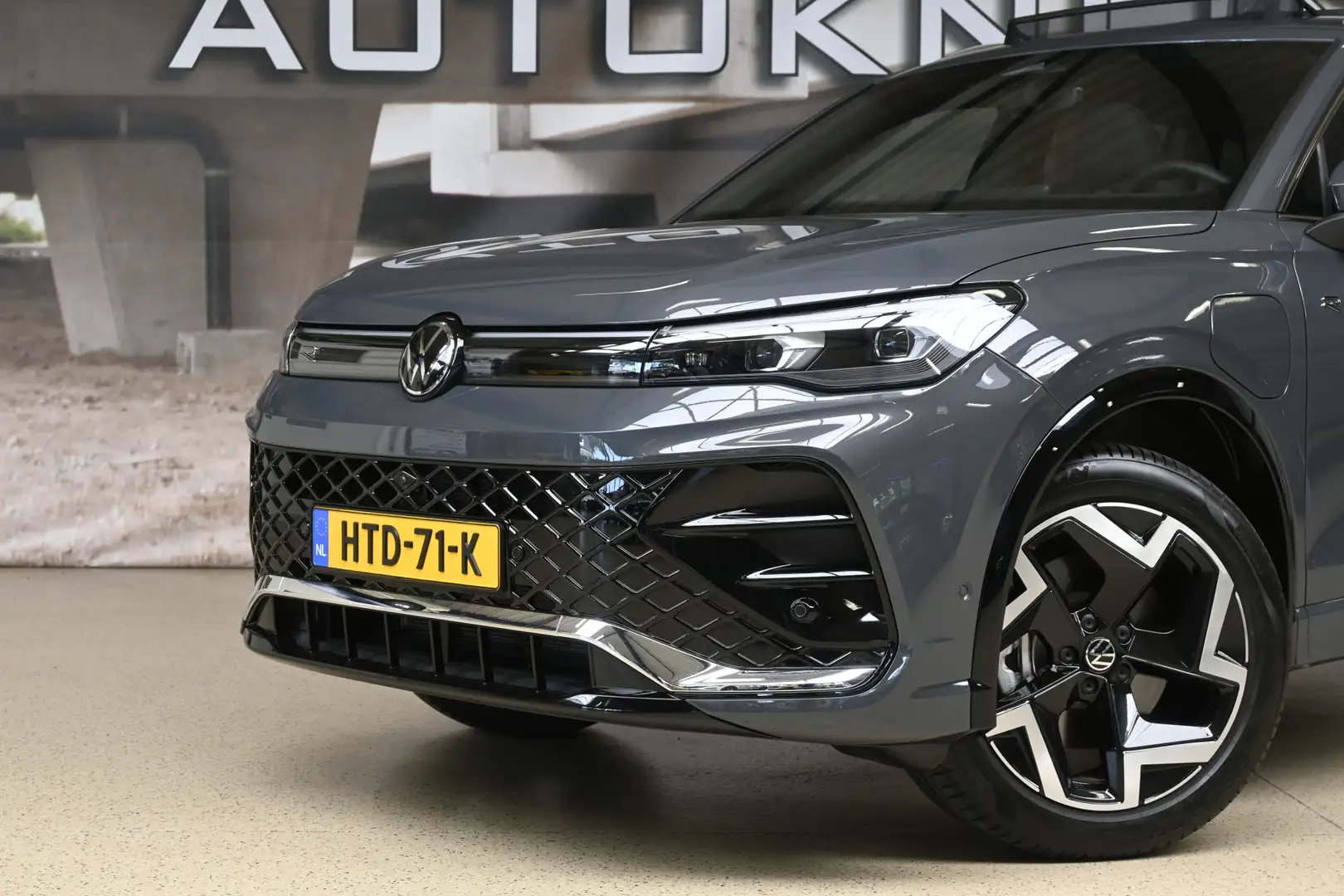 Volkswagen Tiguan 1.5 eHybrid 204pk R-Line | Panoramadak | IQ. Light Grijs - 2