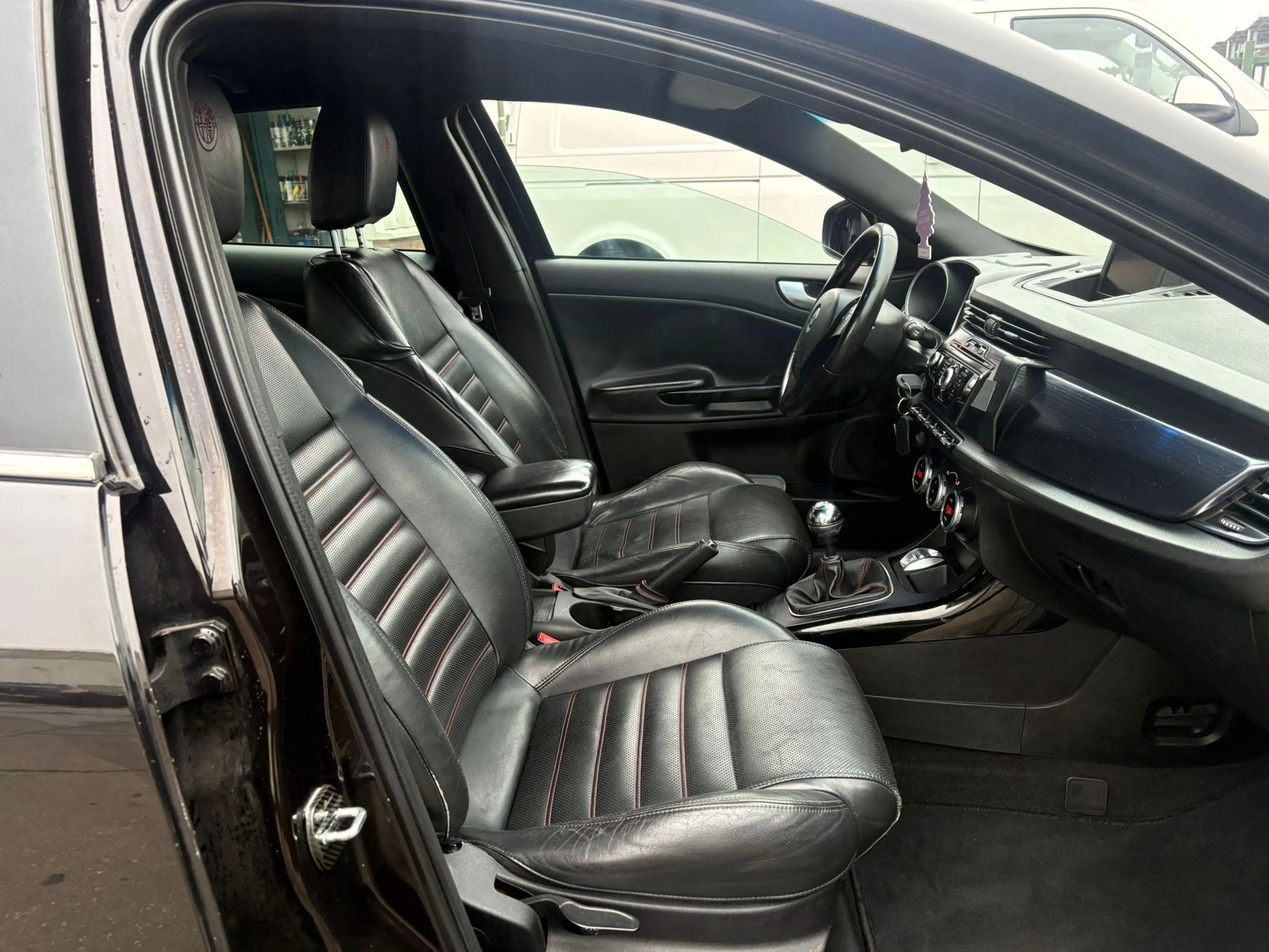Alfa Romeo Giulietta 1.4 T Distinctive Clima, navi, PDC achter — photo 11