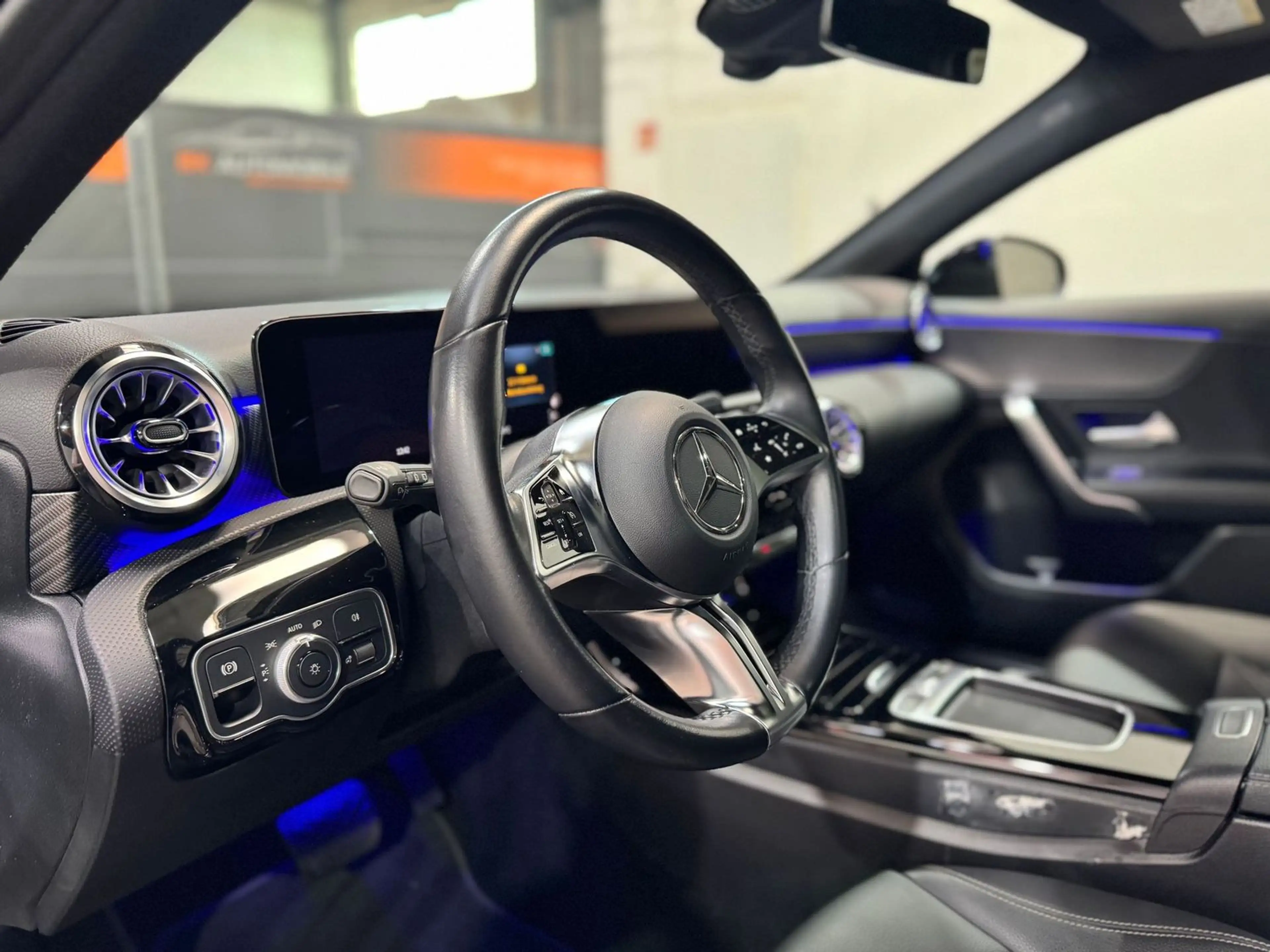 Mercedes-Benz A 180 d Night#LED#MBUX#Ambiente#Pano#Spur — photo 7