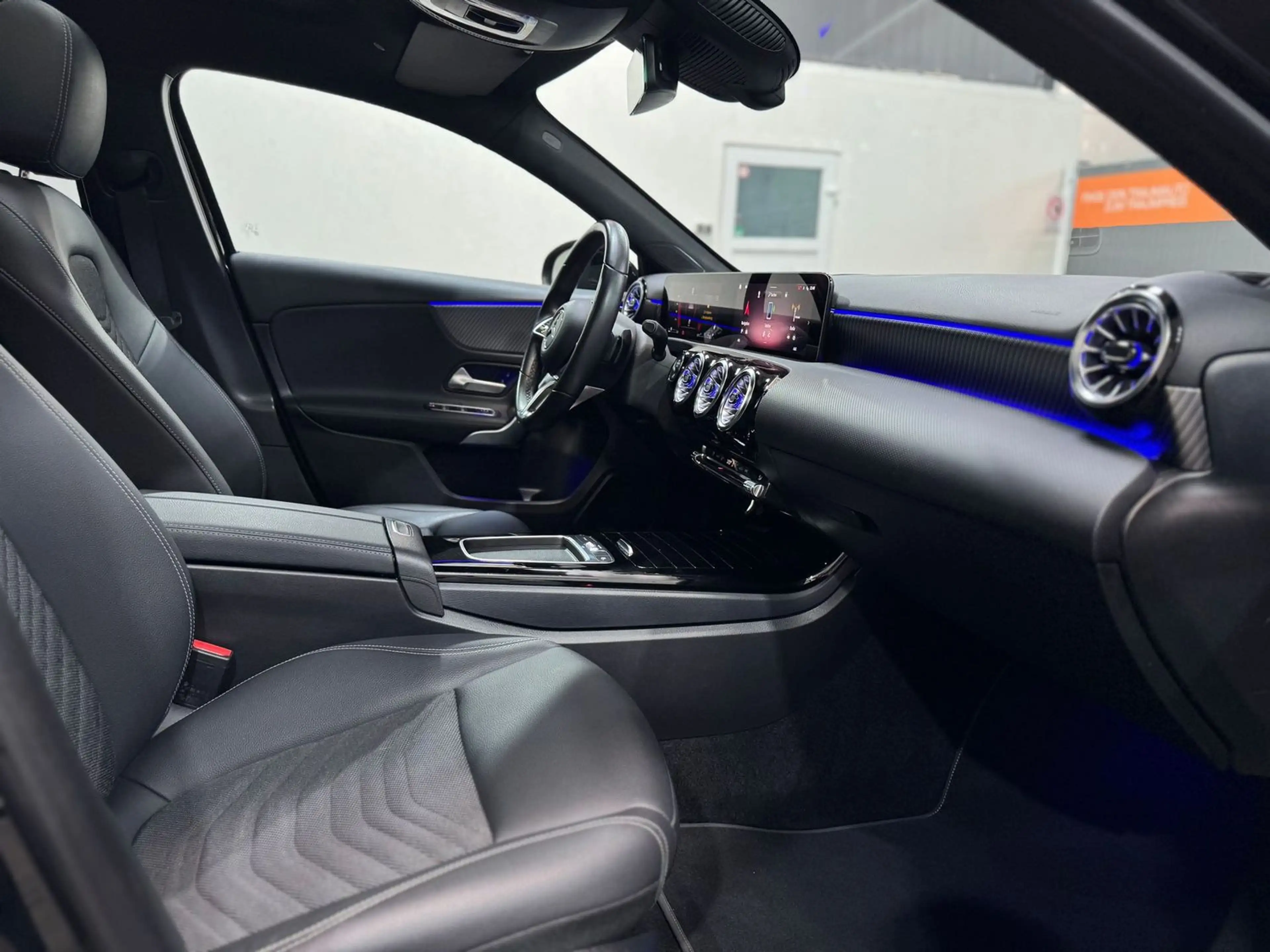 Mercedes-Benz A 180 d Night#LED#MBUX#Ambiente#Pano#Spur — photo 9