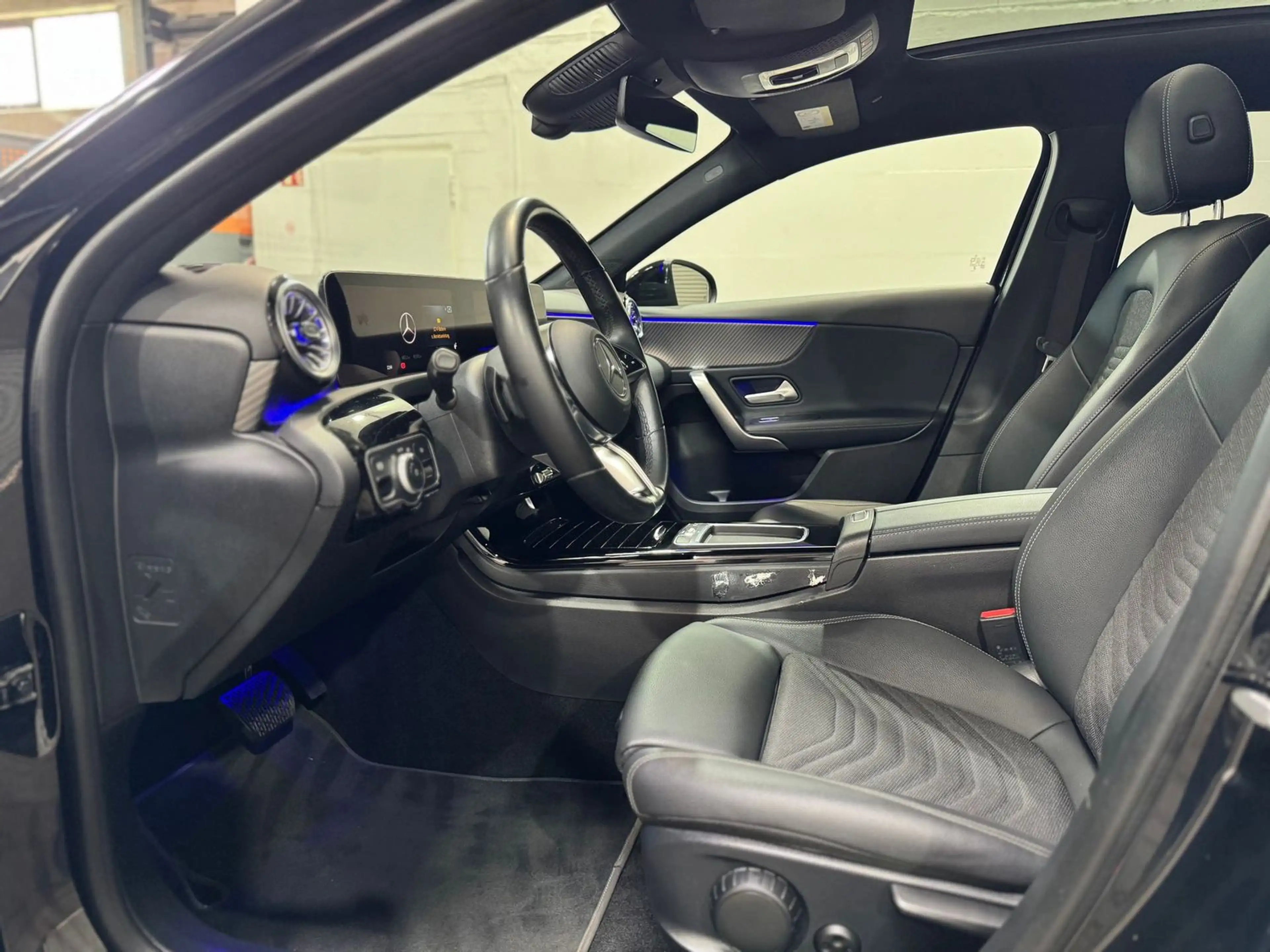 Mercedes-Benz A 180 d Night#LED#MBUX#Ambiente#Pano#Spur — photo 6
