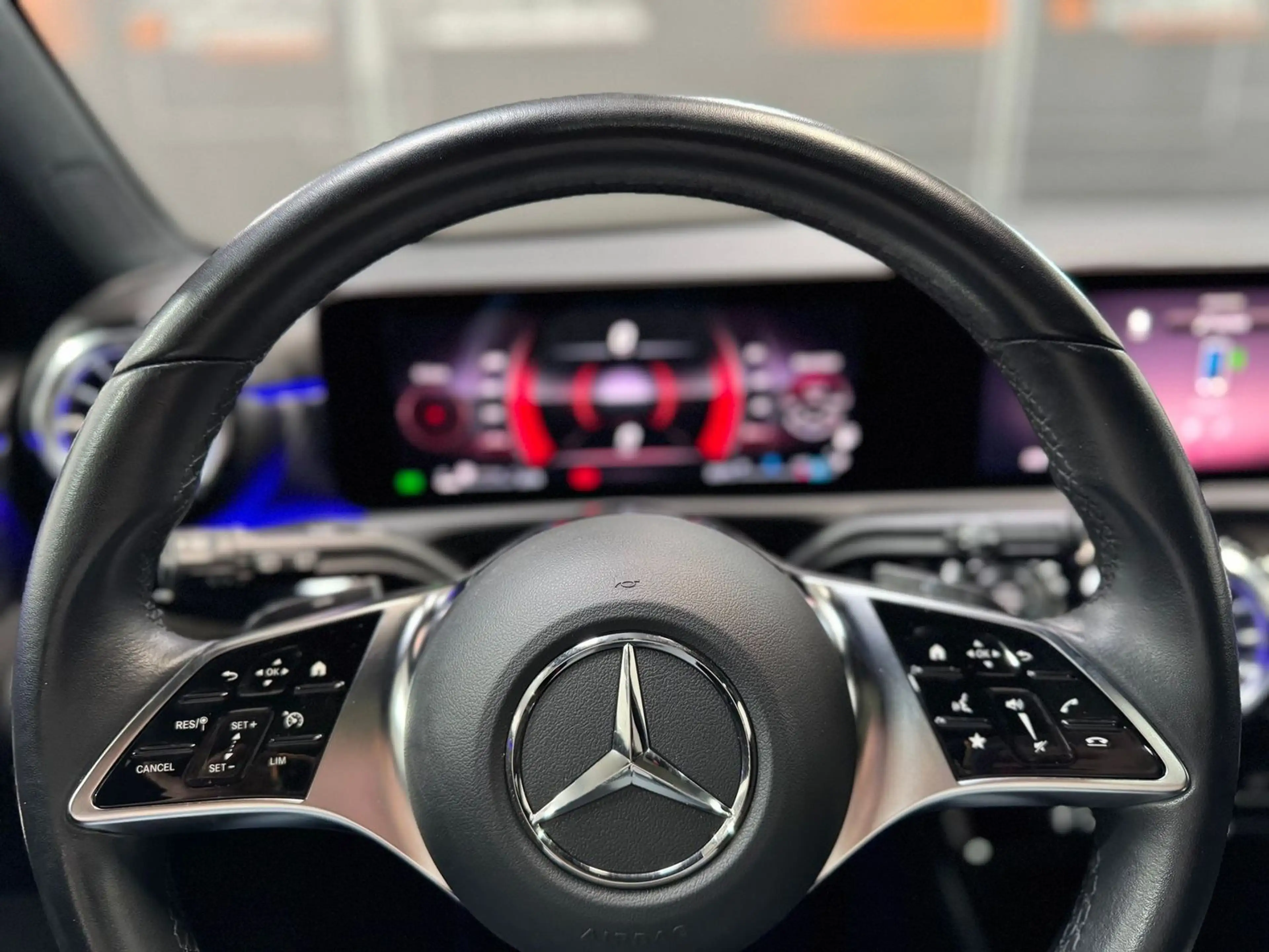 Mercedes-Benz A 180 d Night#LED#MBUX#Ambiente#Pano#Spur — photo 12