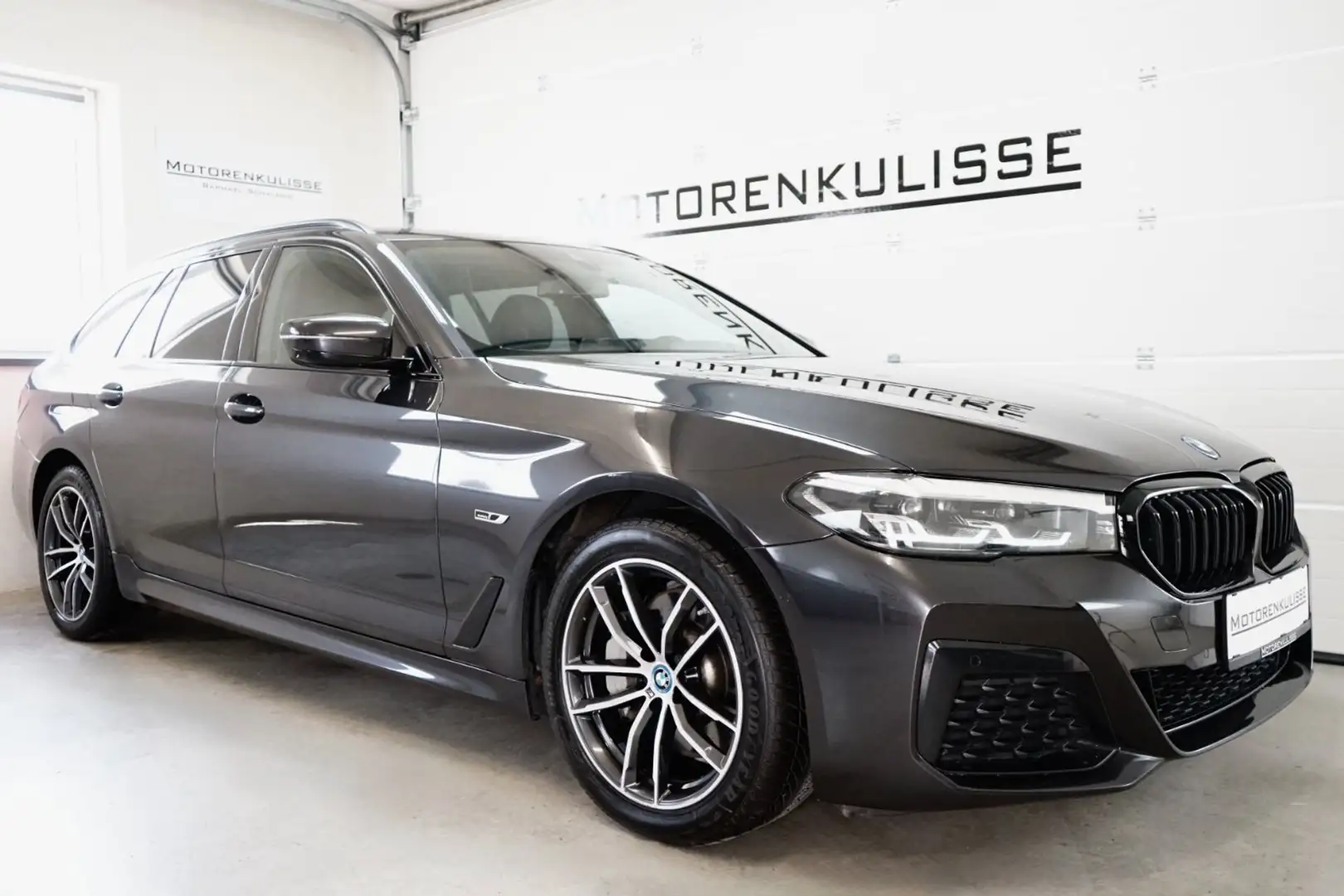 BMW 530 e xDrive Touring M Sport Aut. - AHK - elektr Sitze Grau - 2