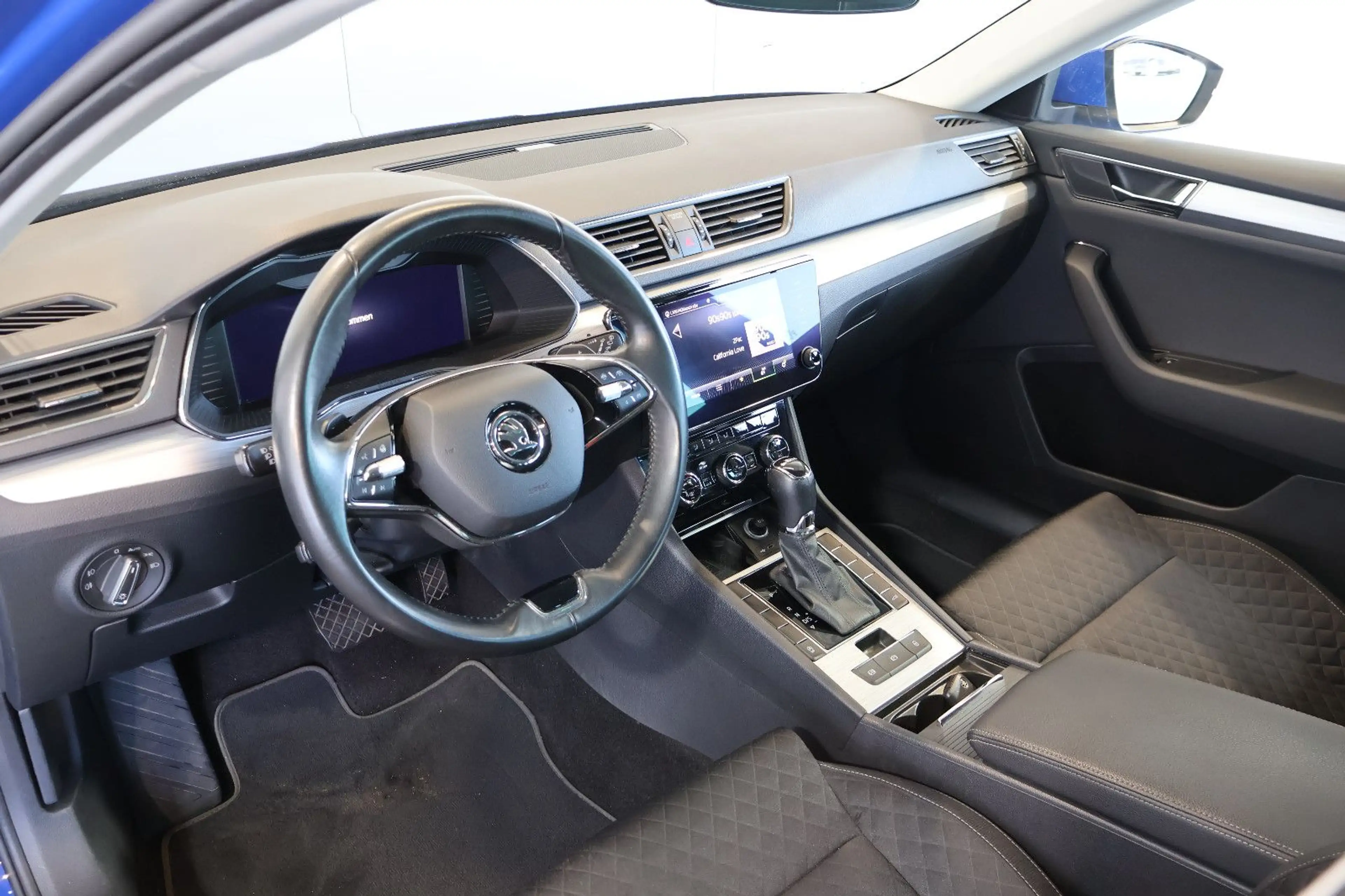 Skoda Superb 2.0 TDI Ambition AID+ACC+KEY+KAM+LED+AHK — photo 10