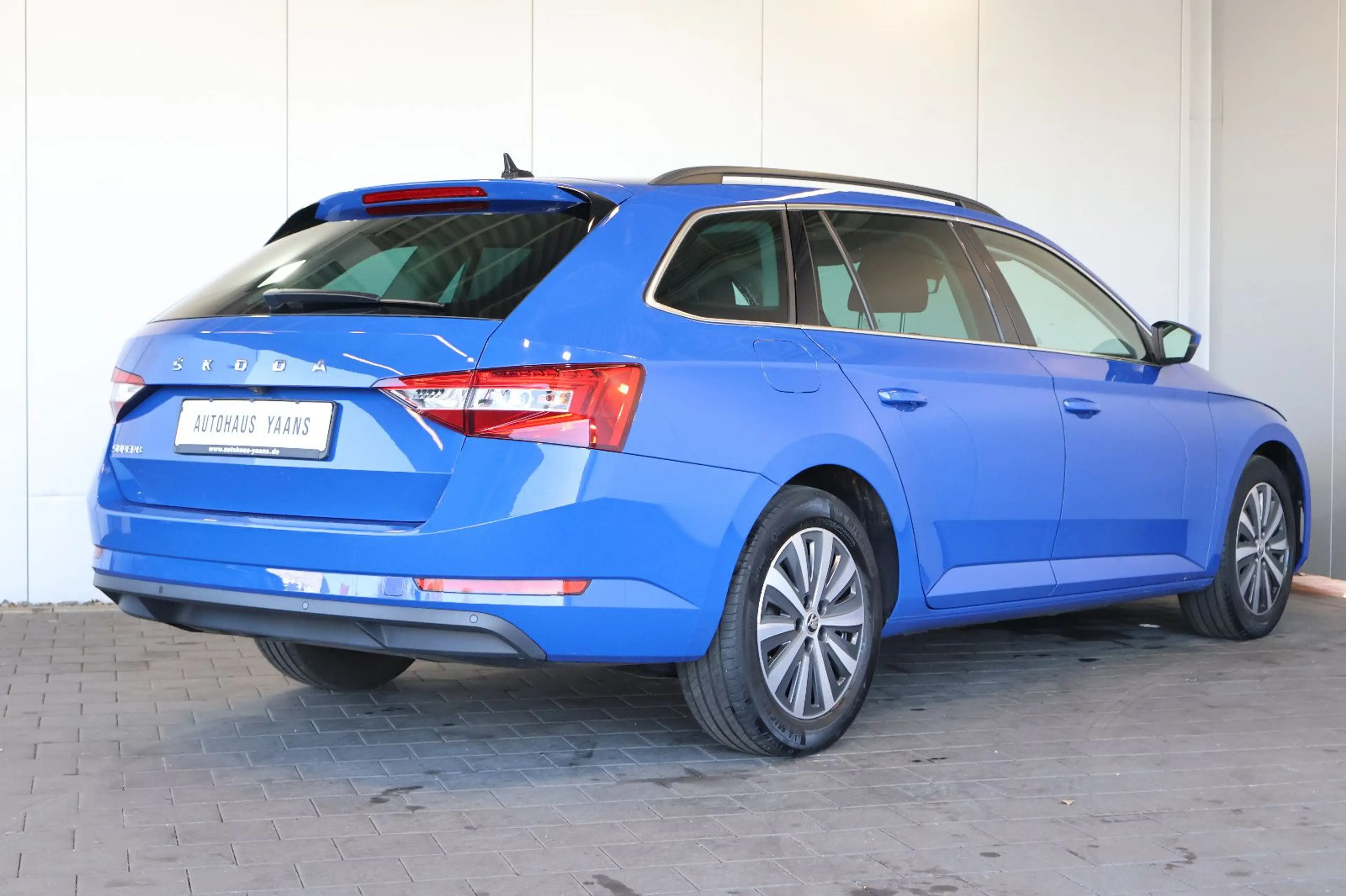 Skoda Superb 2.0 TDI Ambition AID+ACC+KEY+KAM+LED+AHK — photo 4