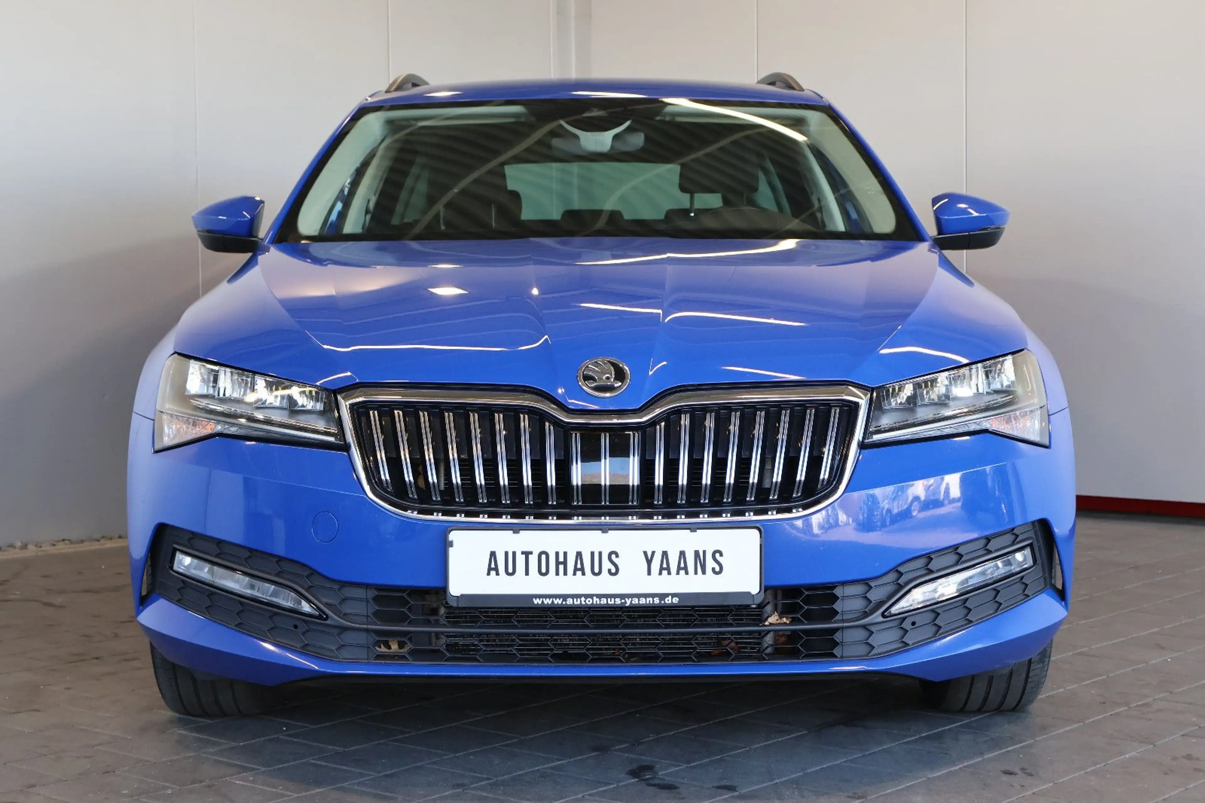 Skoda Superb 2.0 TDI Ambition AID+ACC+KEY+KAM+LED+AHK — photo 2