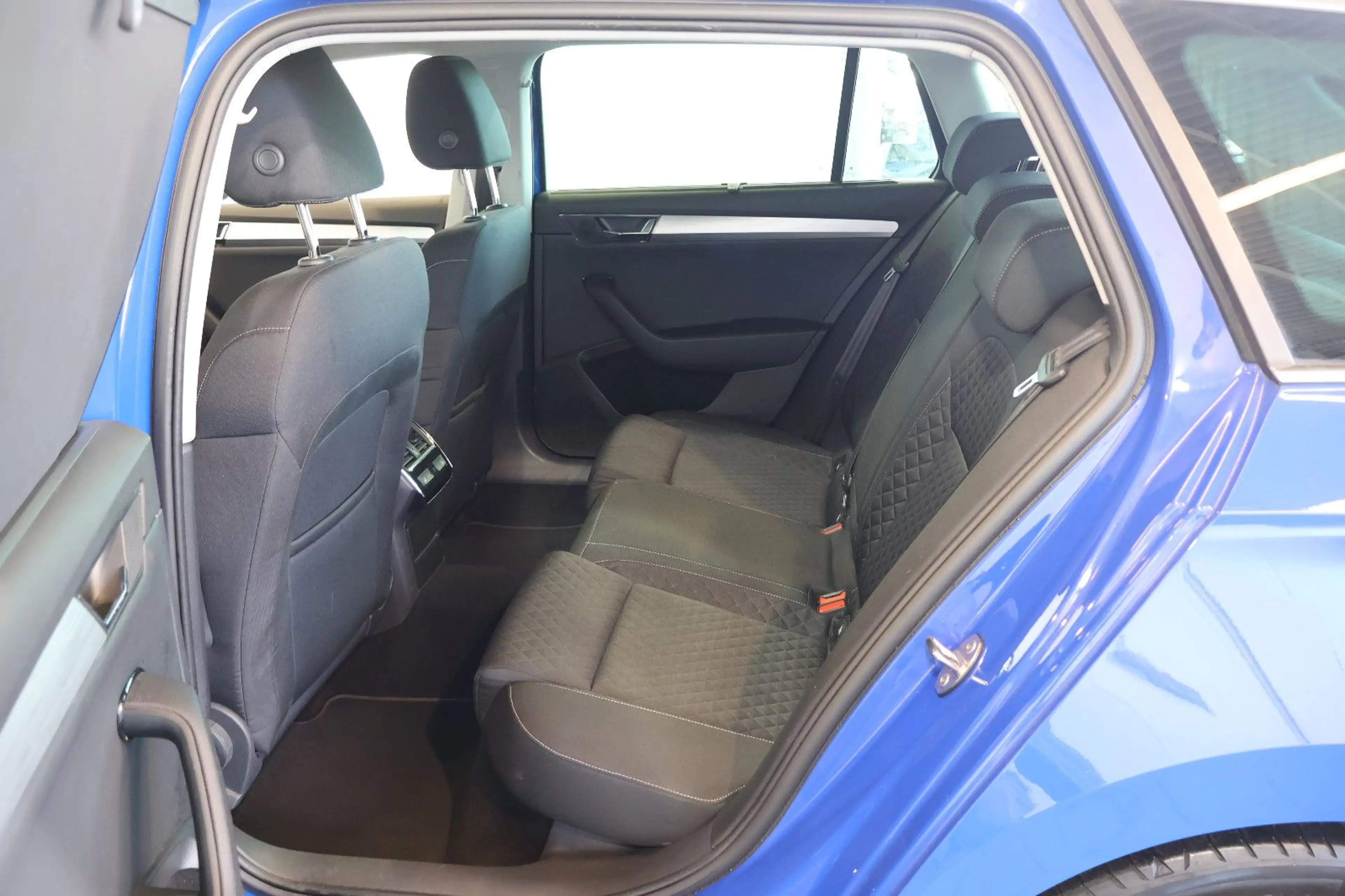 Skoda Superb 2.0 TDI Ambition AID+ACC+KEY+KAM+LED+AHK — photo 13