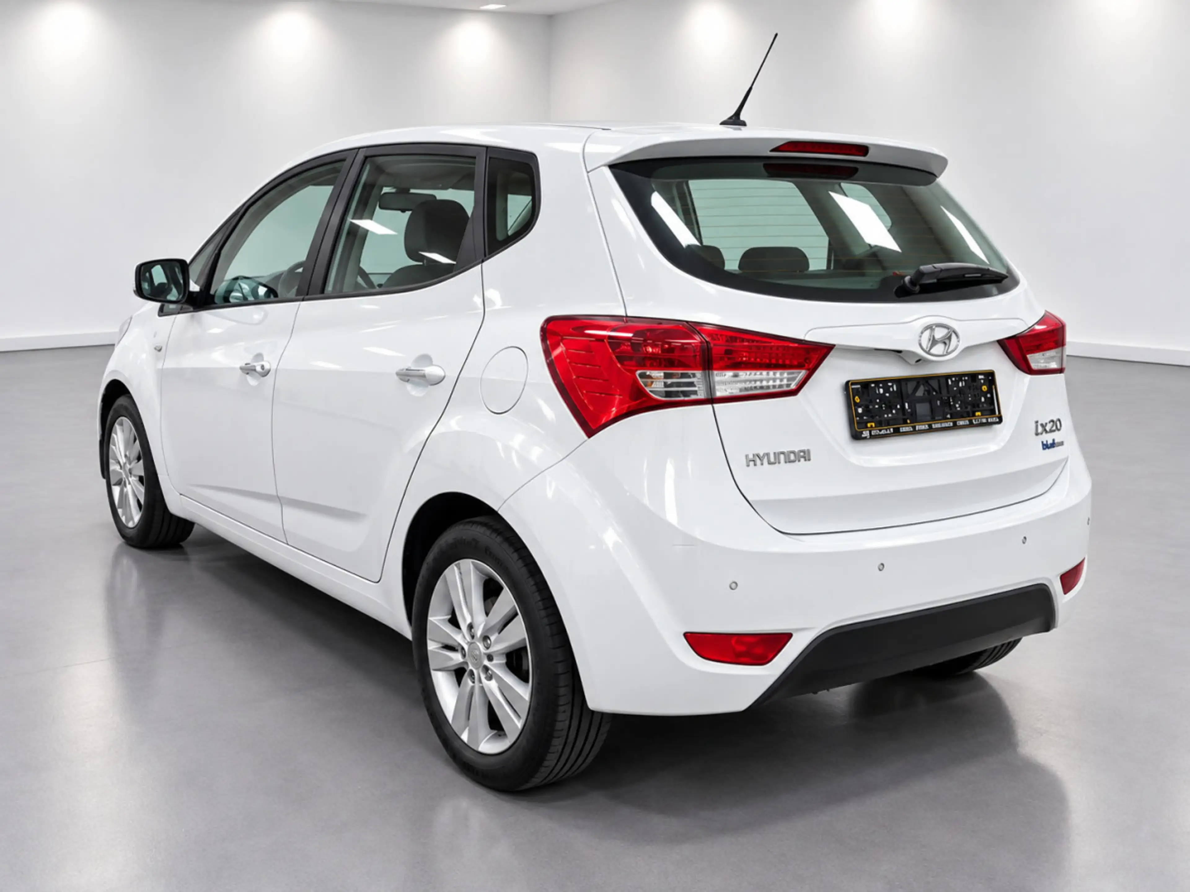 Hyundai iX20 1.4 CRDI 77 Classic blue Navi Pdc Cruise — photo 3
