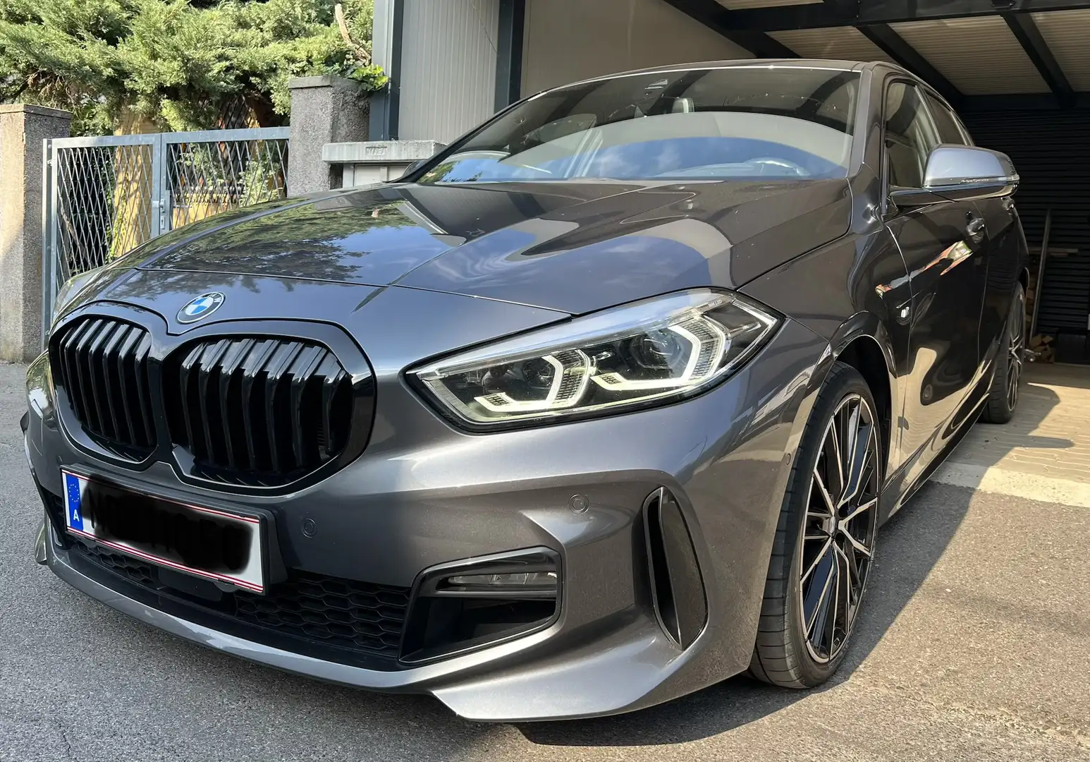 BMW 120 d xDrive M Sport Grau - 1