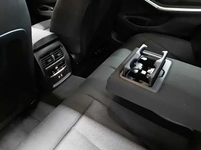 BMW 3 Series view 8
