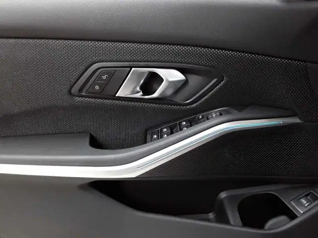 BMW 3 Series view 4