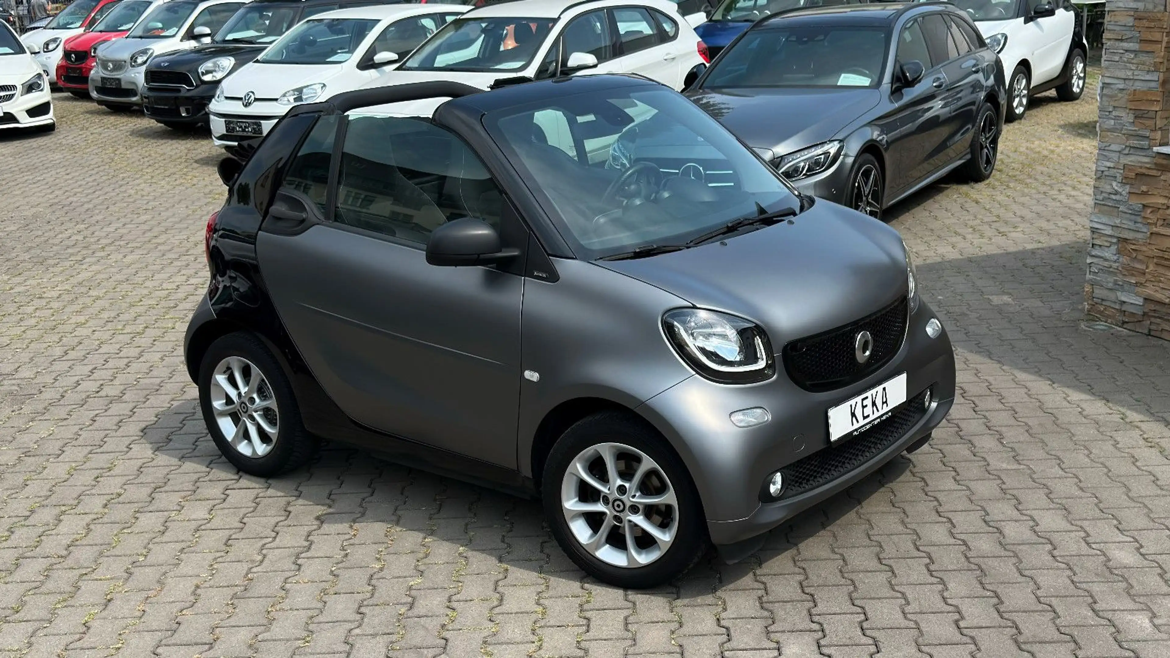 smart forTwo Cabrio TURBO DCT TITANIA MATT GREY & BLACK *TOP* — photo 2
