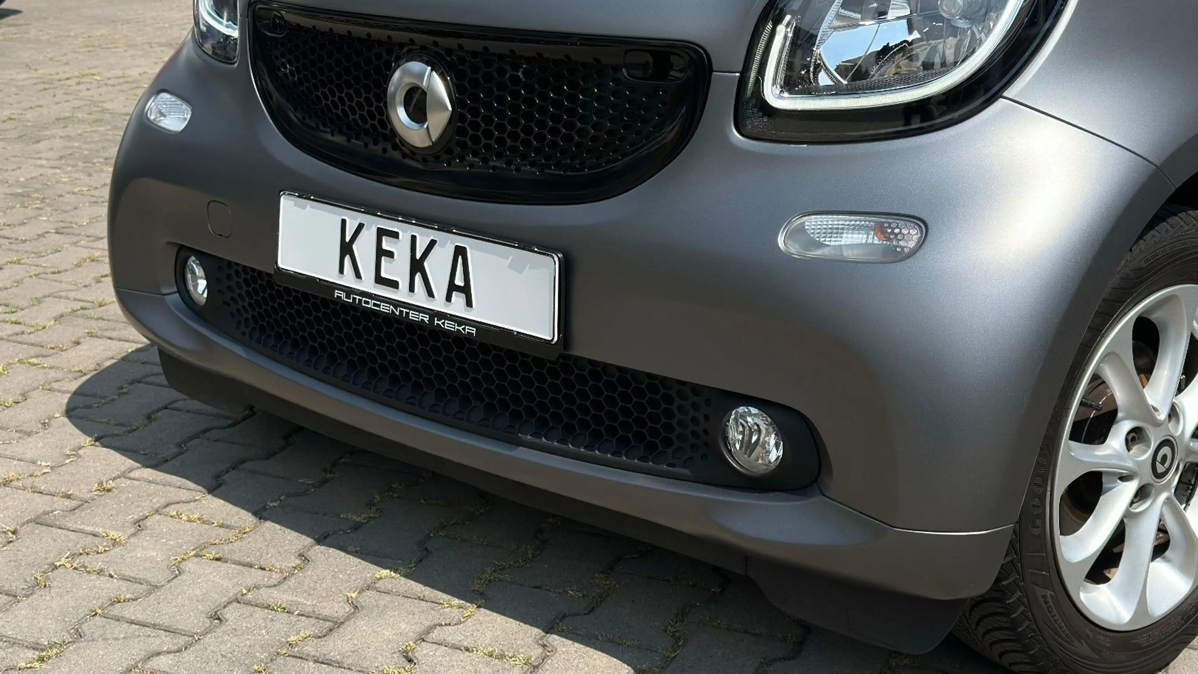 smart forTwo Cabrio TURBO DCT TITANIA MATT GREY & BLACK *TOP* — photo 12