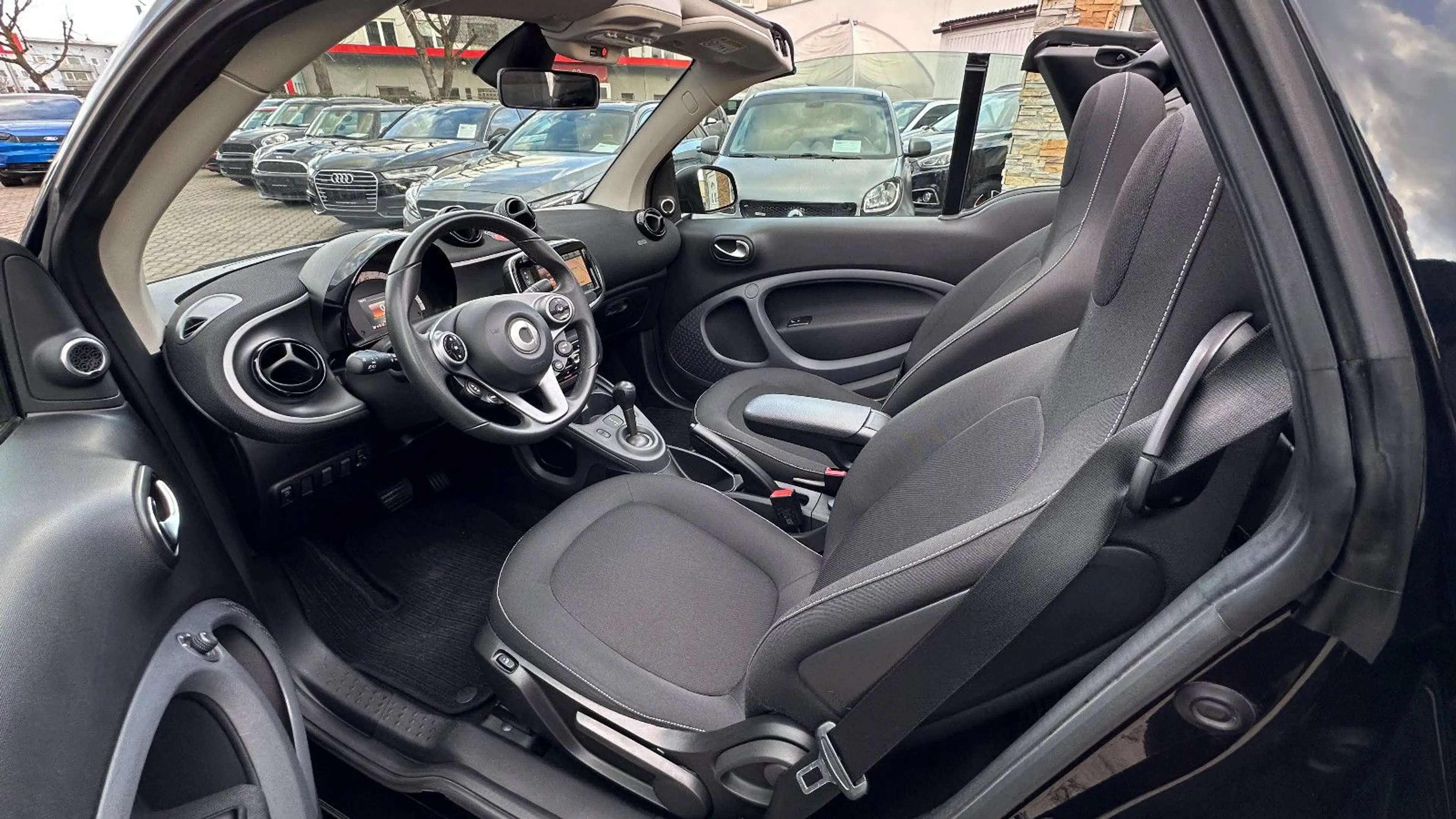 smart forTwo Cabrio TURBO DCT TITANIA MATT GREY & BLACK *TOP* — photo 14