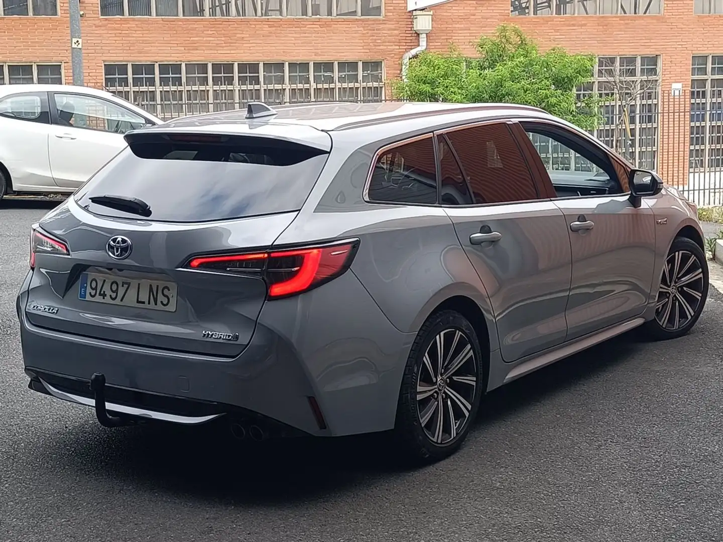 Toyota Corolla 2.0 180H STYLE E-CVT TOURING SPORT Grijs - 2