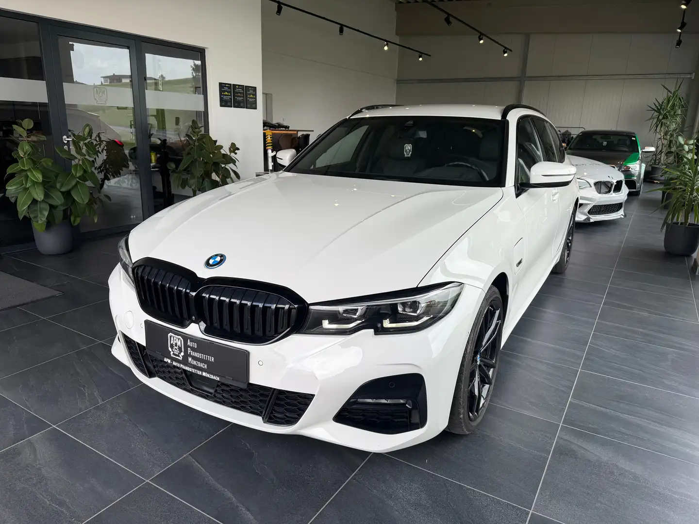 BMW 330 330 e xDrive M Sport*AHK*HeadUp*ACC*360Grad* Weiß - 1