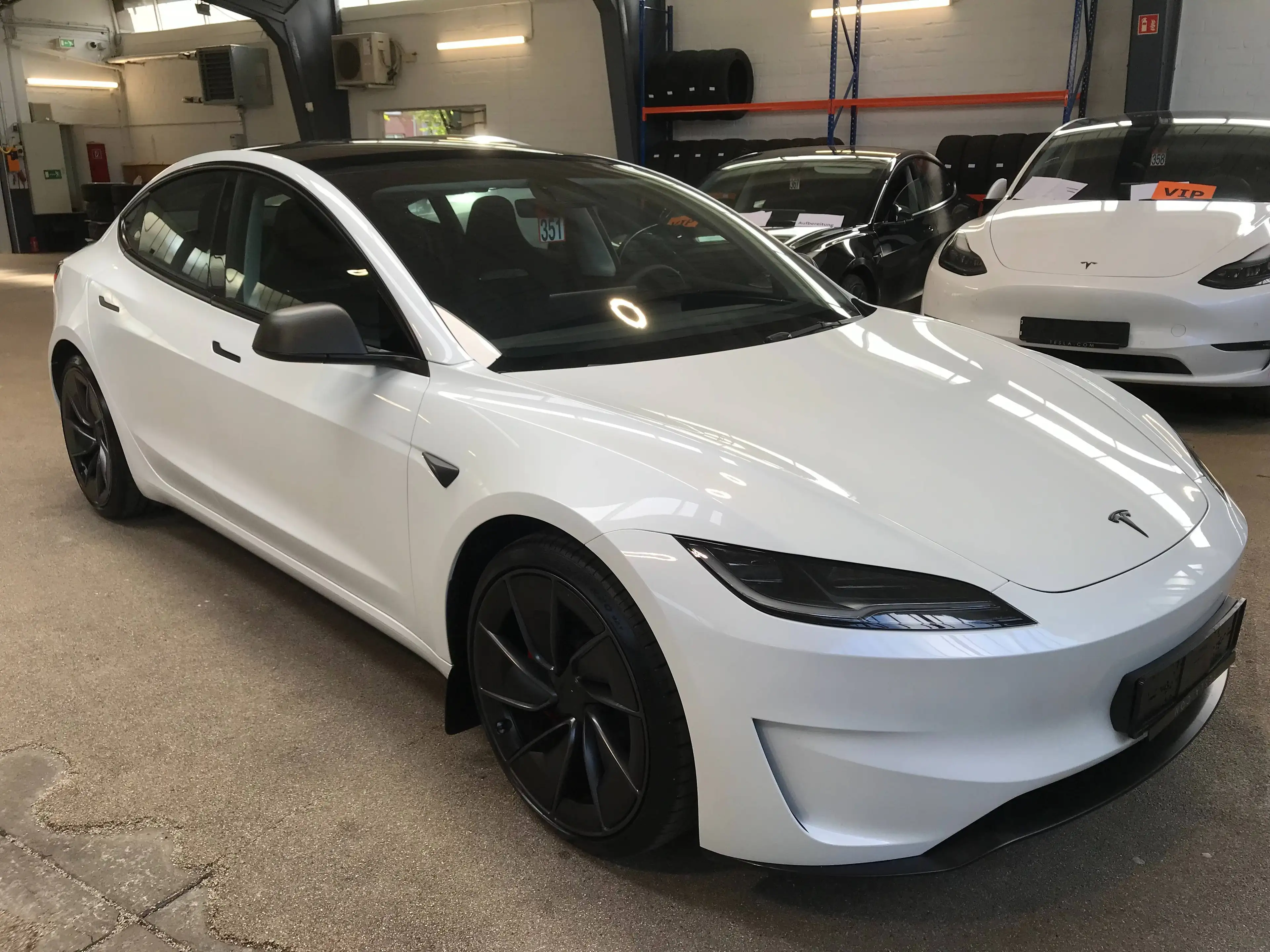 Tesla Model 3 Basis RWD — photo 2