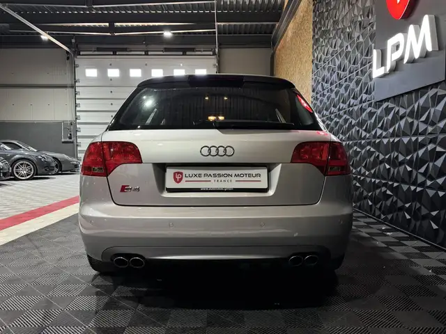 Audi S4 view 4