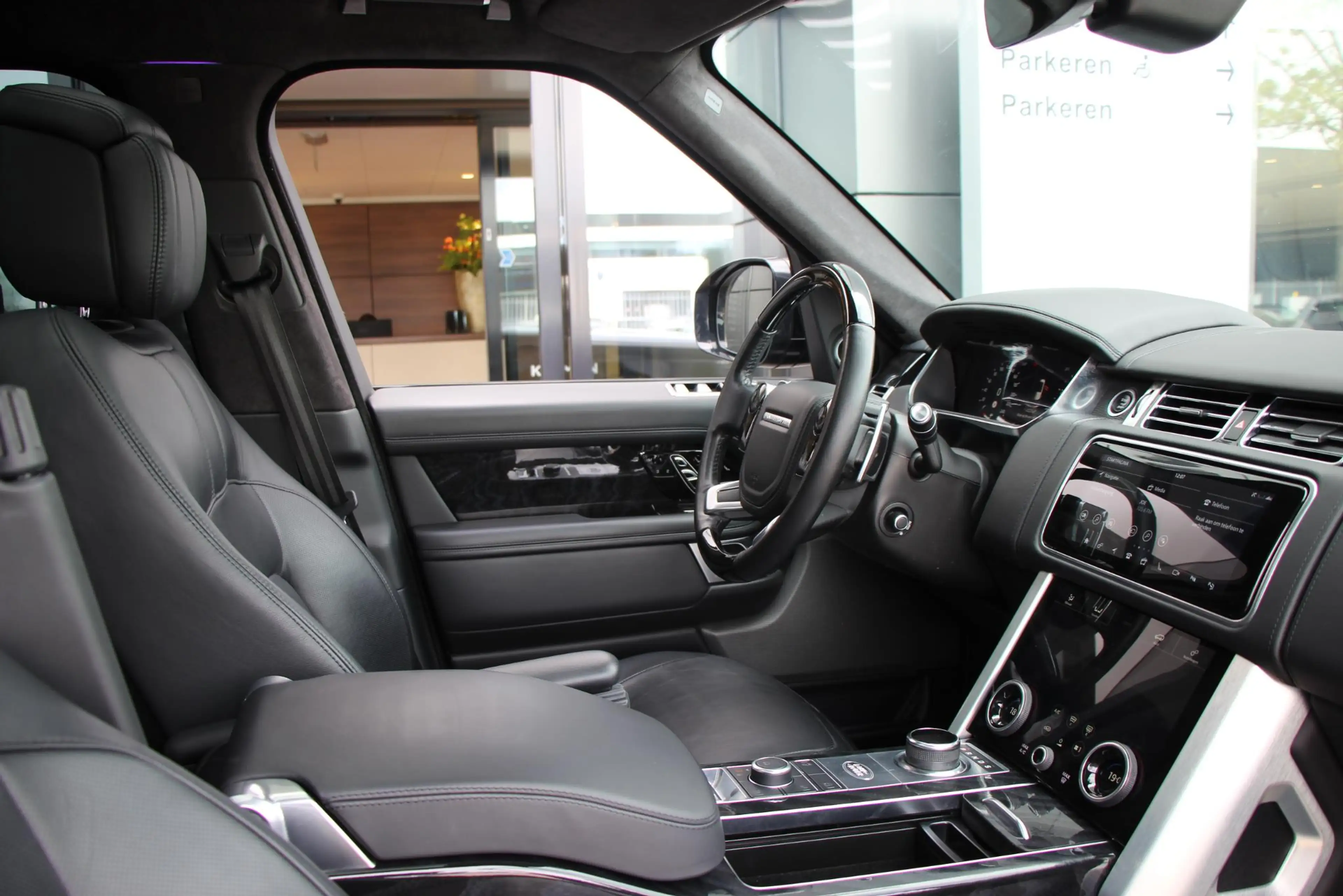 Land Rover Range Rover P400 MHEV Autobiography | Rear Entertainment | Sto — photo 12