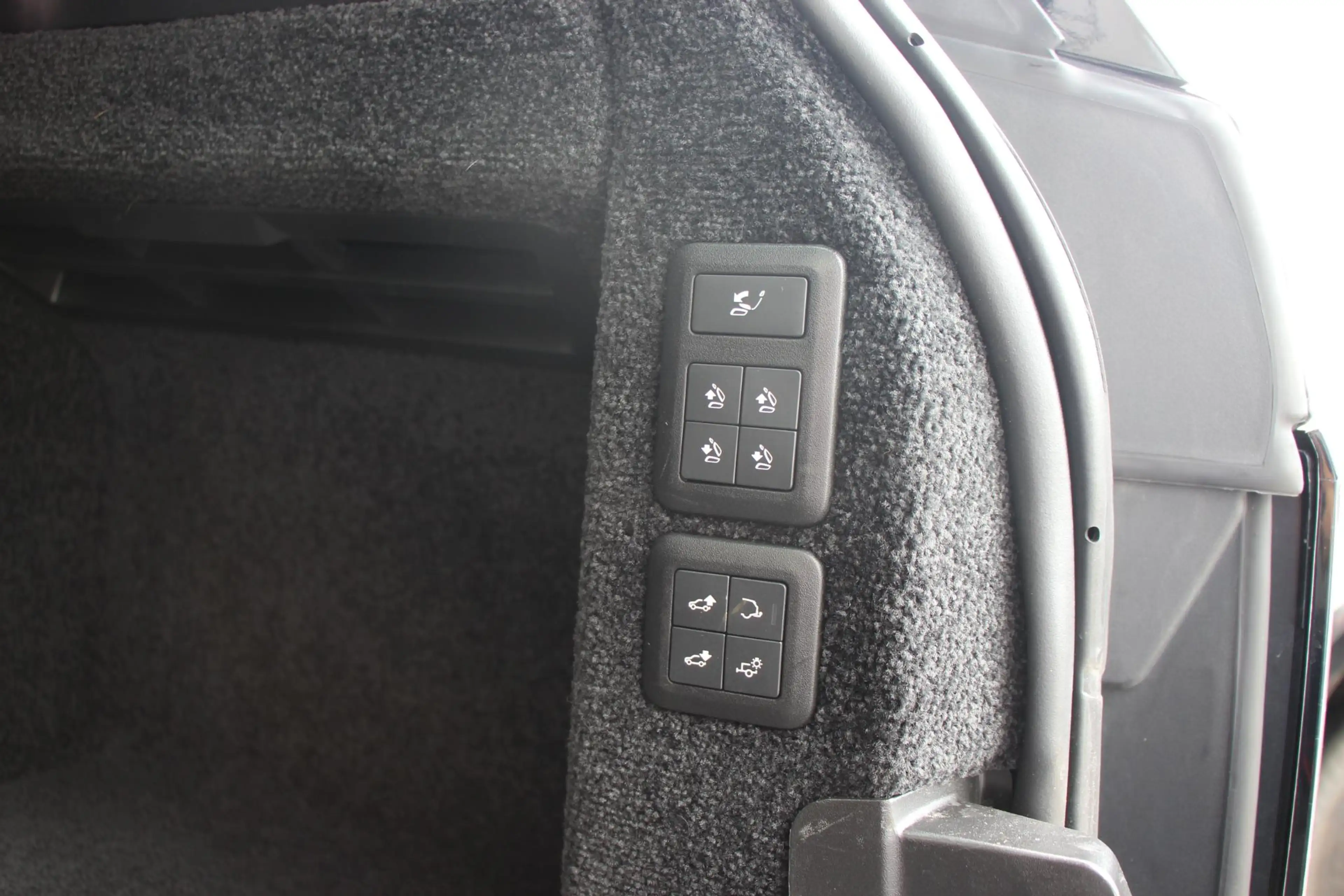 Land Rover Range Rover P400 MHEV Autobiography | Rear Entertainment | Sto — photo 16