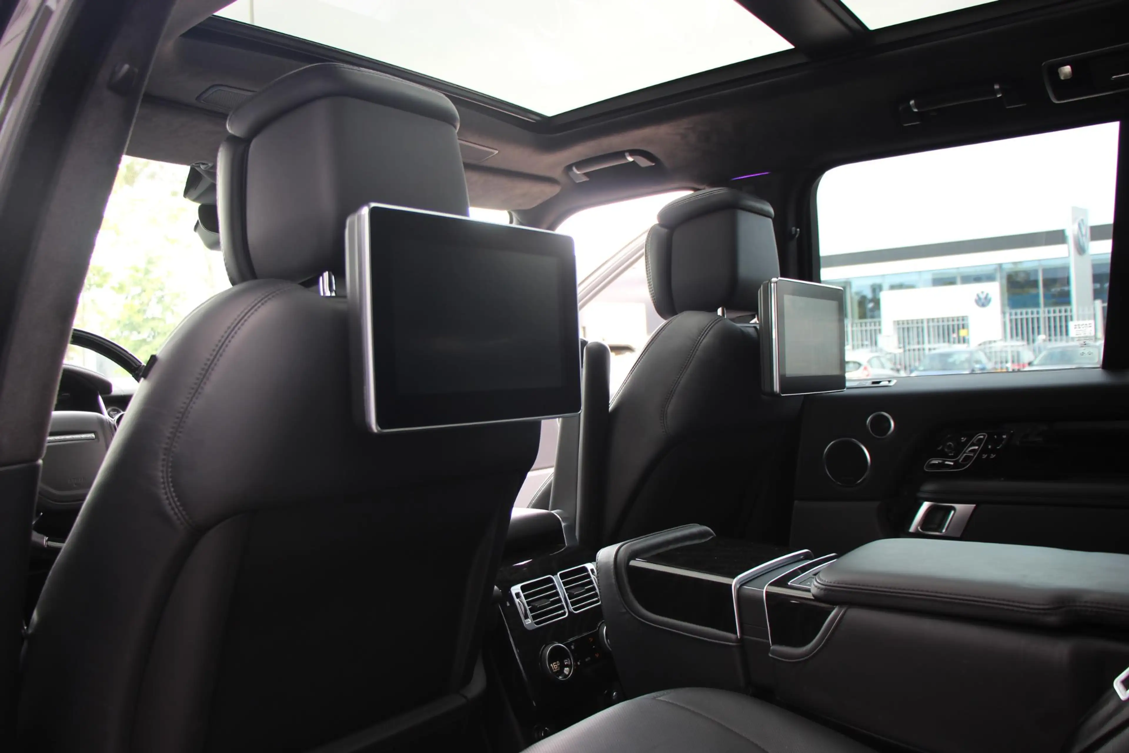 Land Rover Range Rover P400 MHEV Autobiography | Rear Entertainment | Sto — photo 15